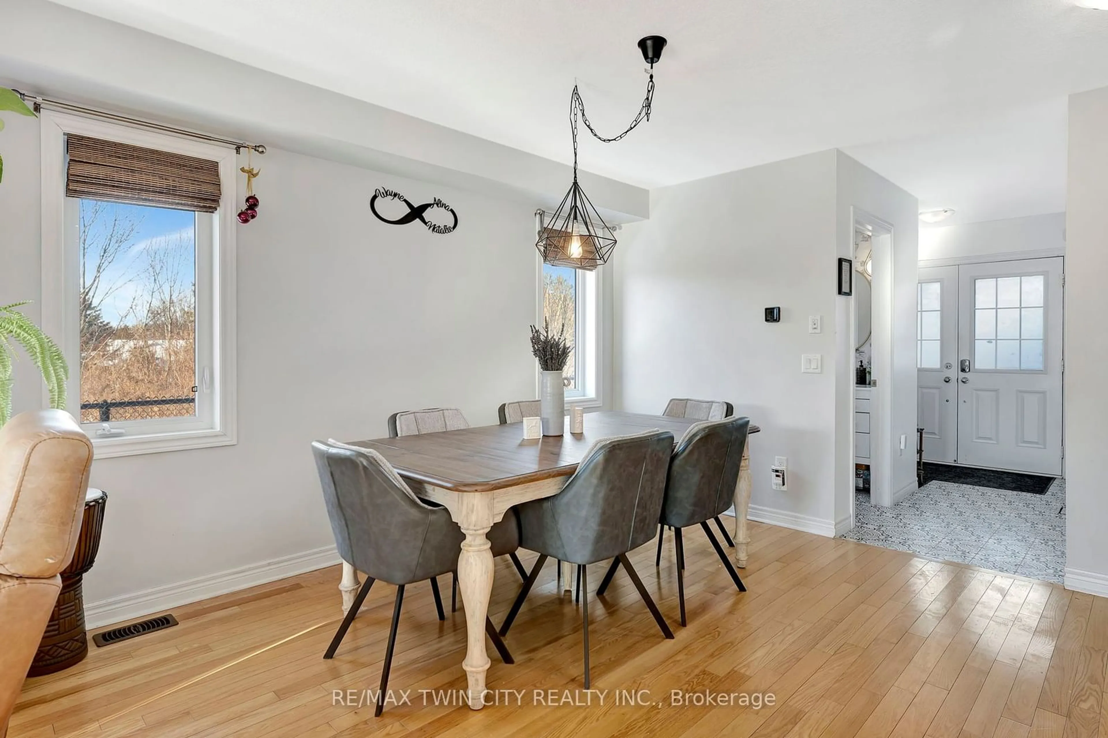 Dining room, wood/laminate floor for 330 Thompson St, Woodstock Ontario N4S 0G6