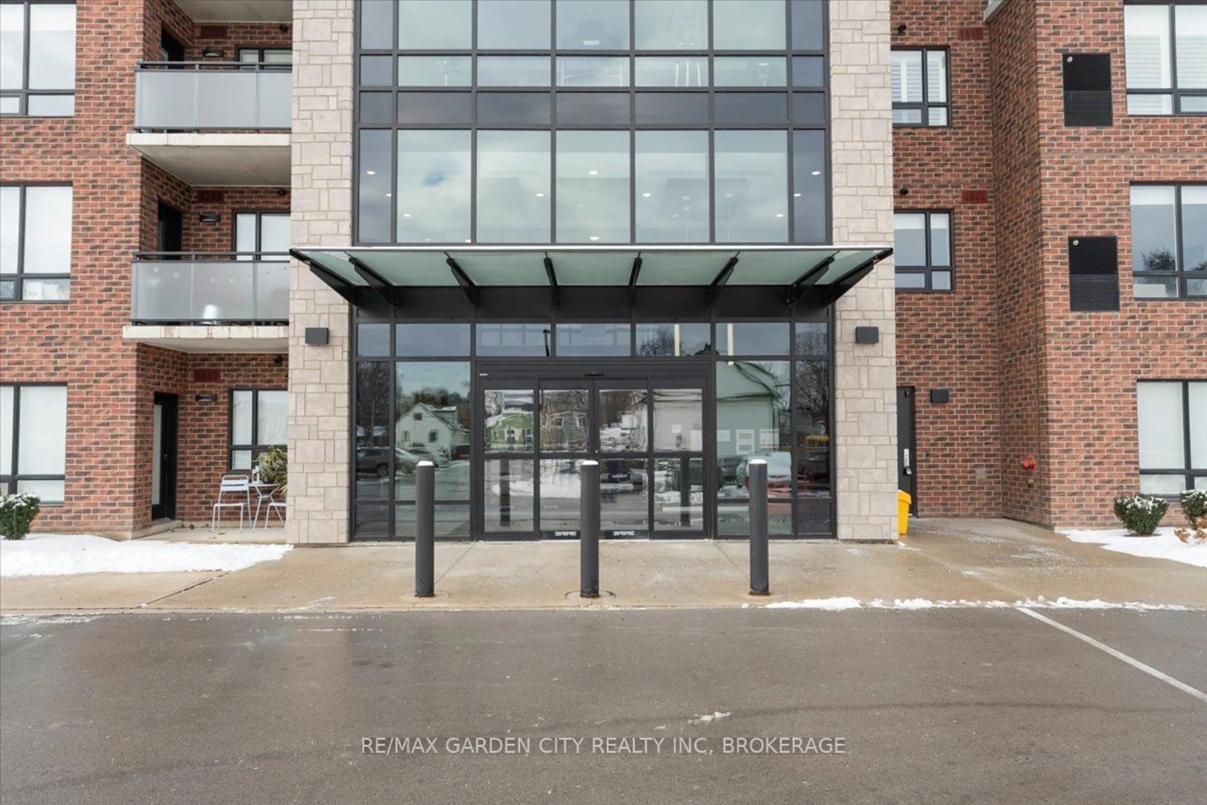 Indoor foyer for 3998 Victoria Ave #110, Lincoln Ontario L0R 2C0