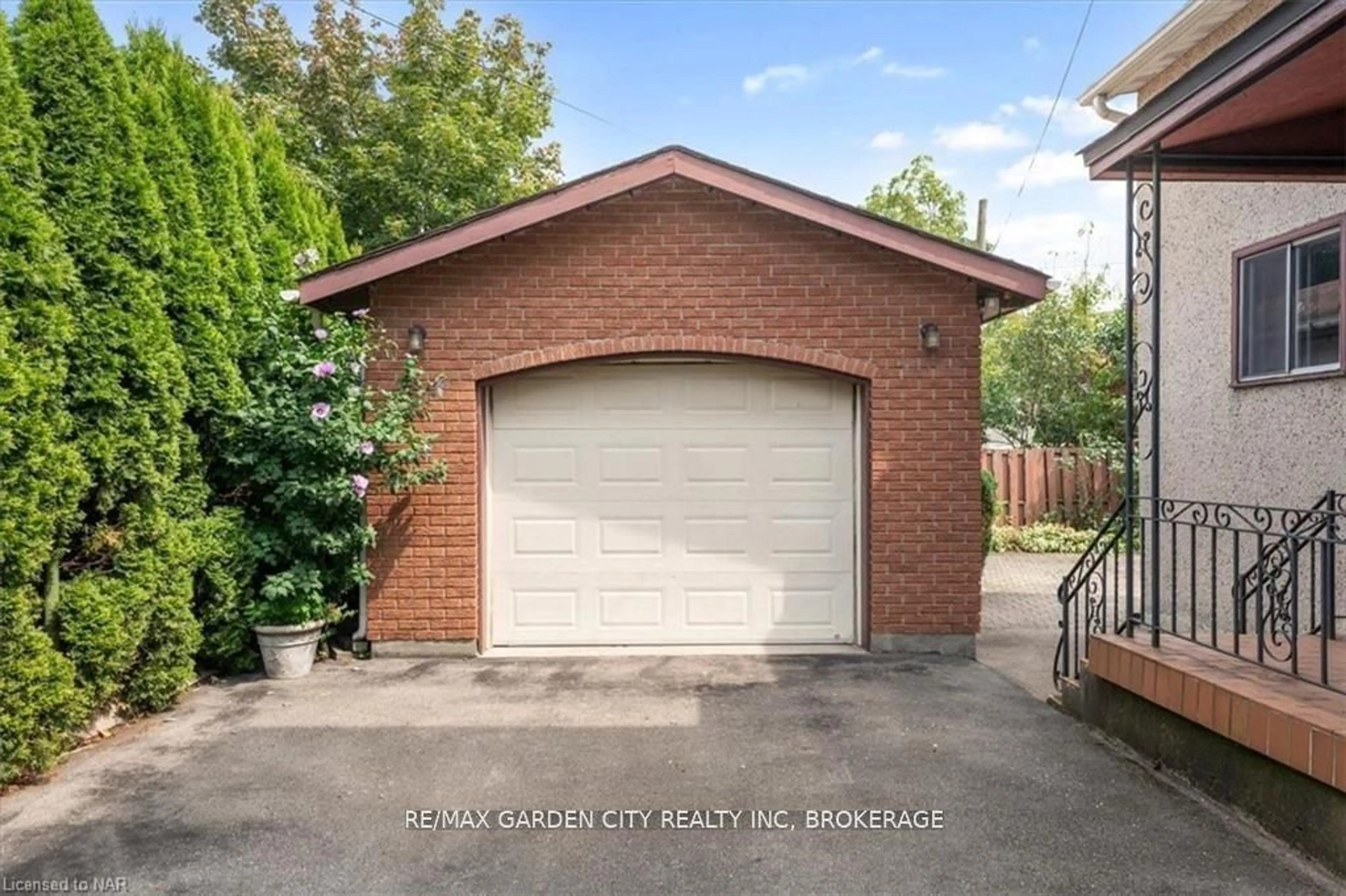 Indoor garage for 202 NIAGARA St, Welland Ontario L3C 1J7