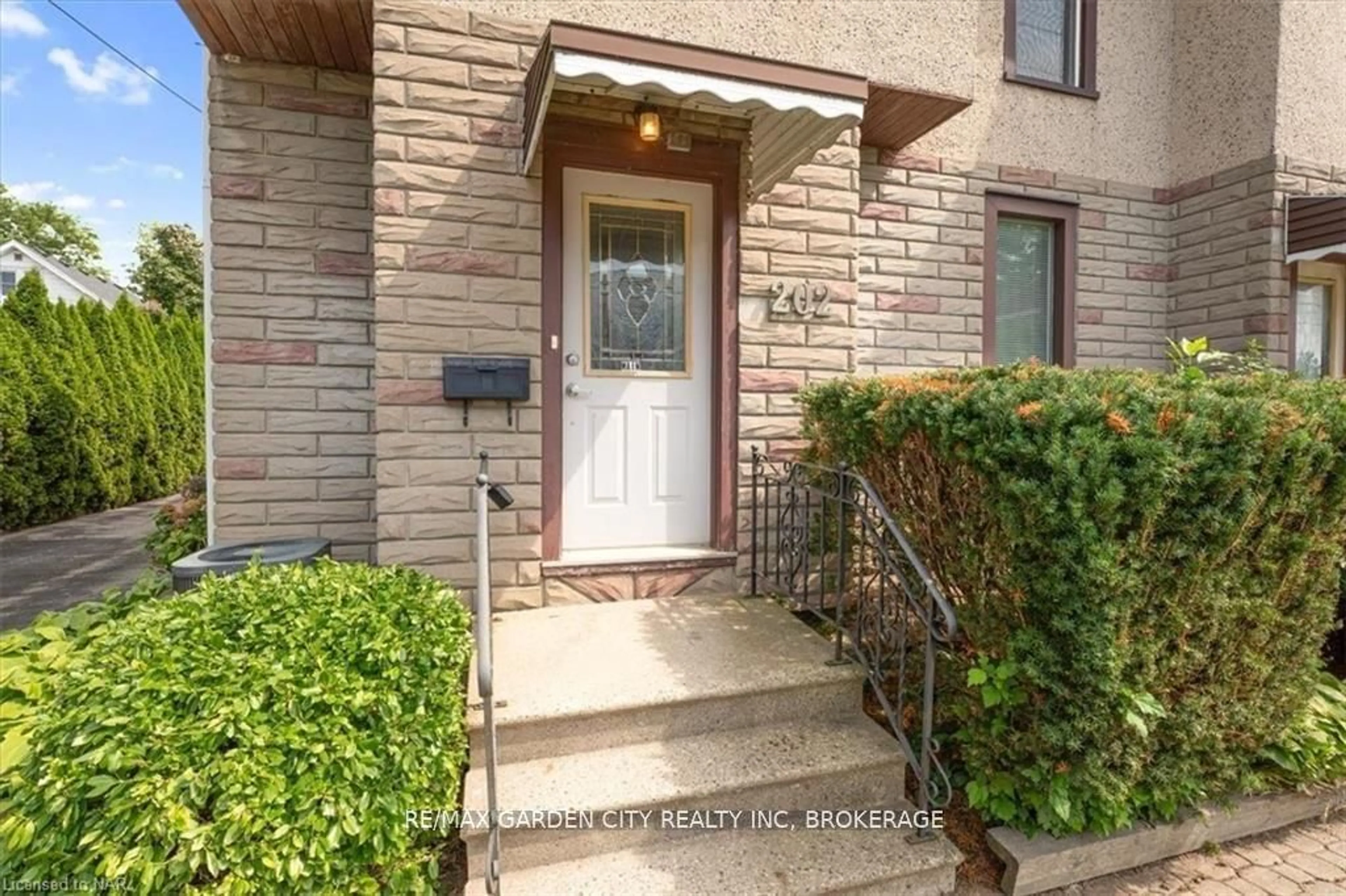 Indoor entryway for 202 NIAGARA St, Welland Ontario L3C 1J7