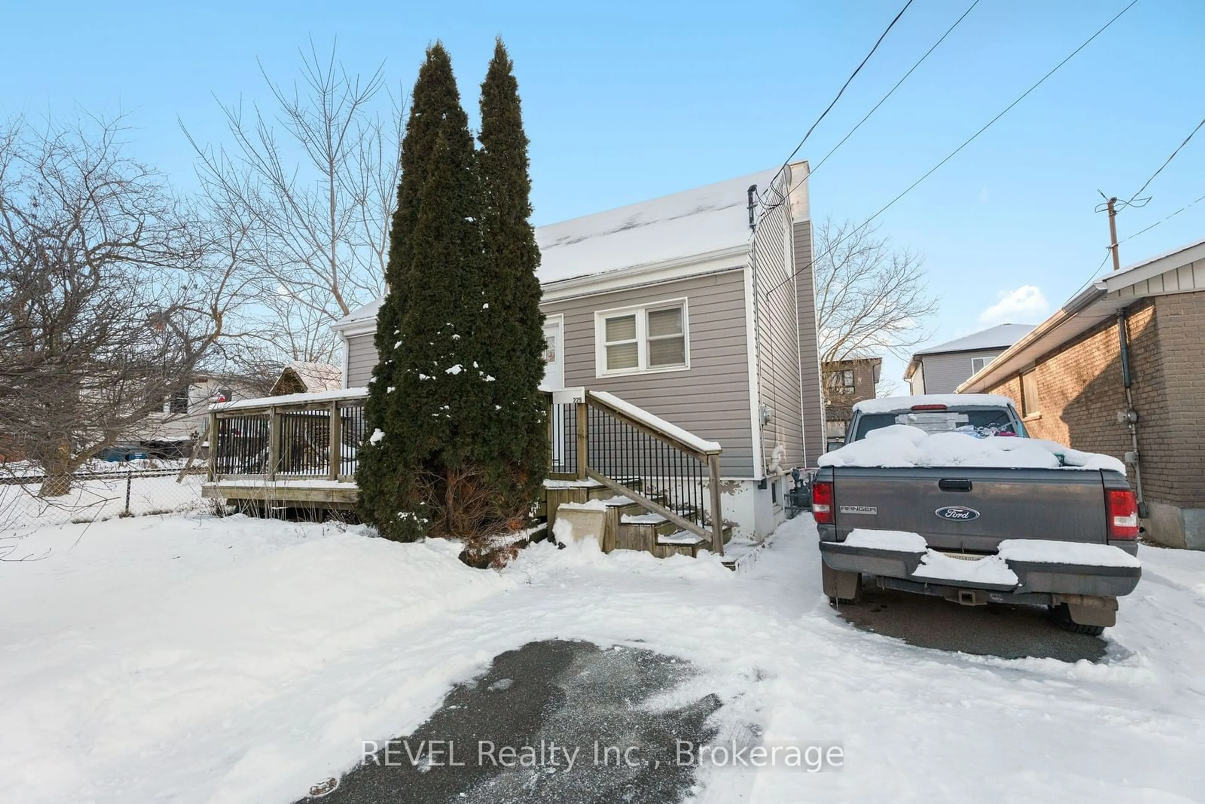 A pic from outside/outdoor area/front of a property/back of a property/a pic from drone, street for 229 Morton St, Thorold Ontario L2V 1C8