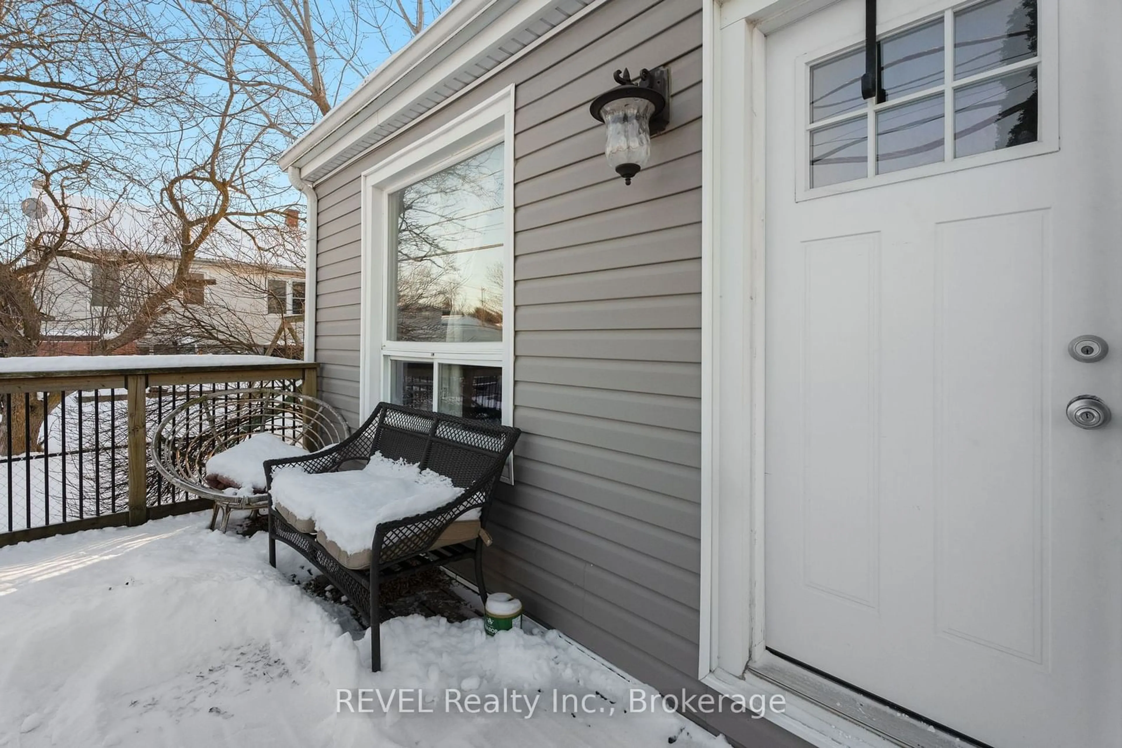 Patio, street for 229 Morton St, Thorold Ontario L2V 1C8