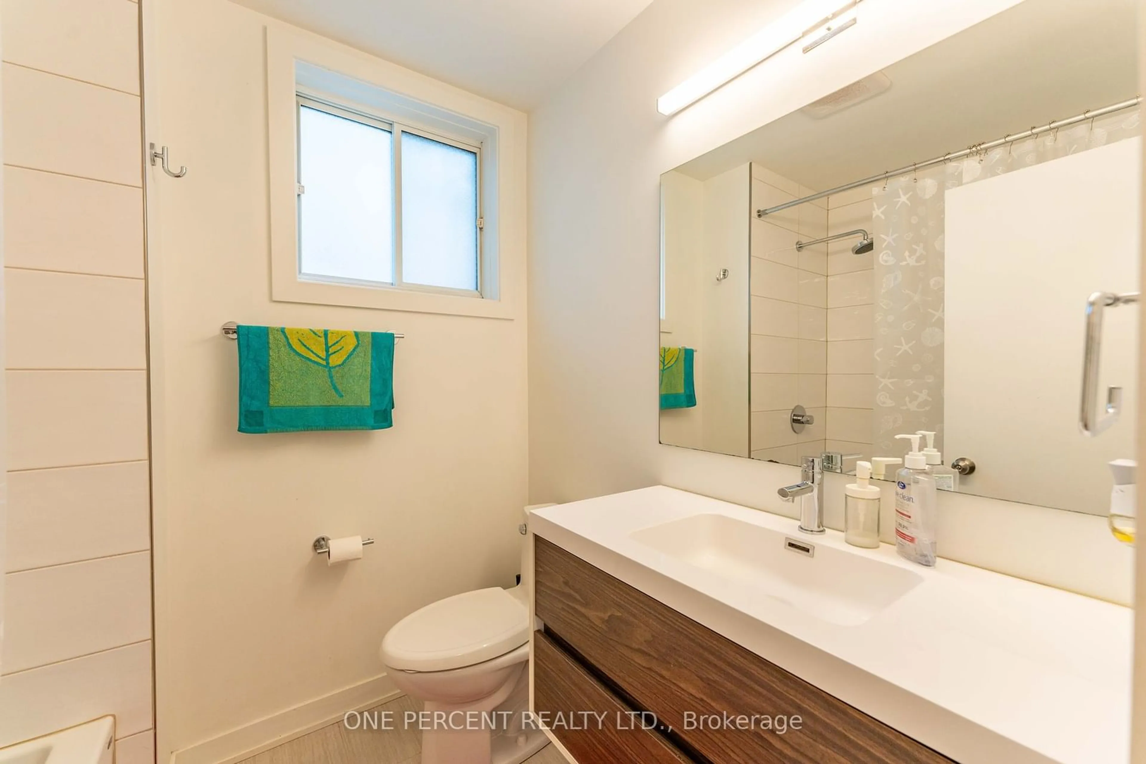 Standard bathroom, ceramic/tile floor for 103-105 Florence St, Ottawa Centre Ontario K1R 5N1