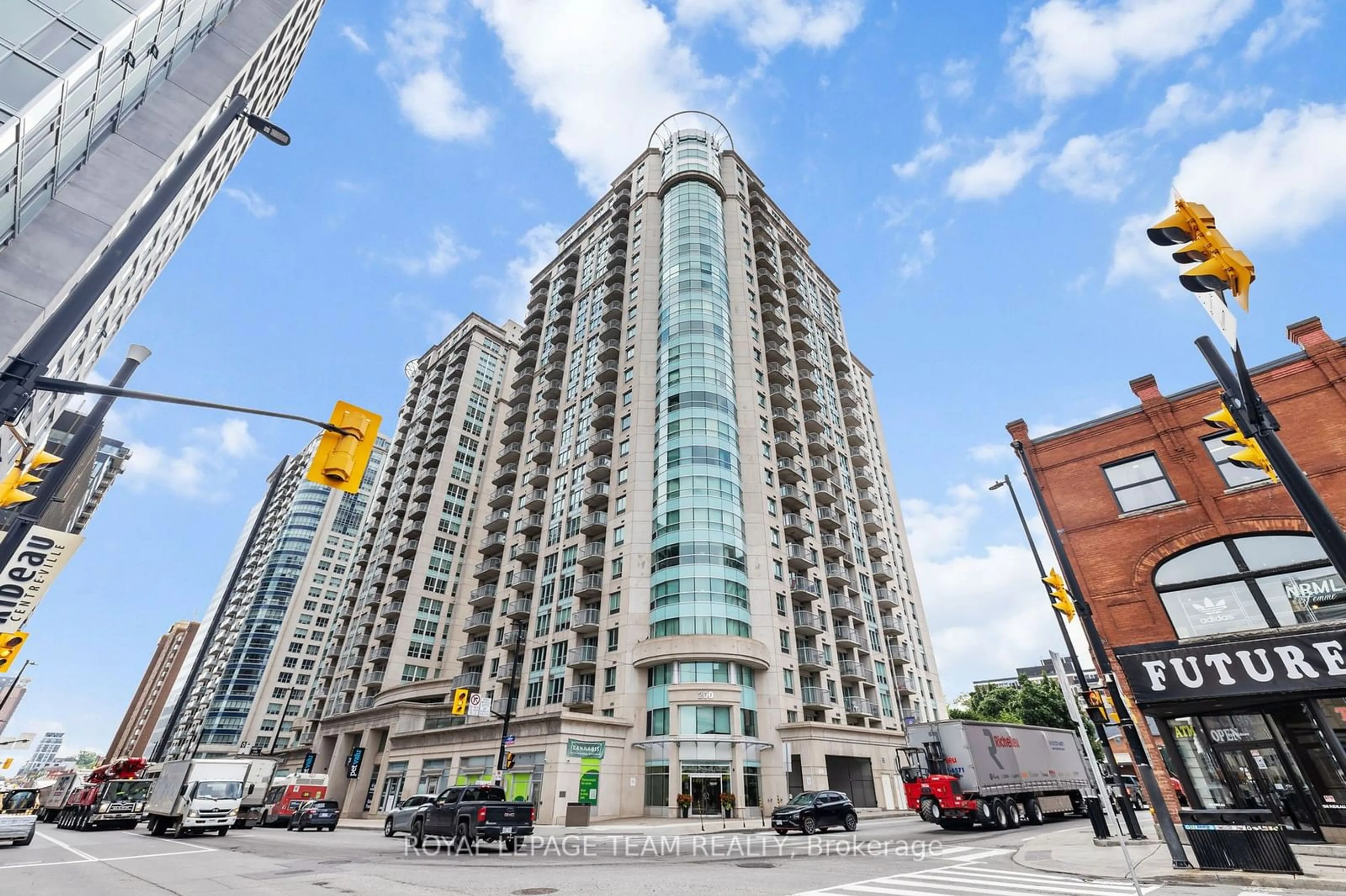 Patio, building for 200 Rideau St #1801, Lower Town - Sandy Hill Ontario K1N 5Y1