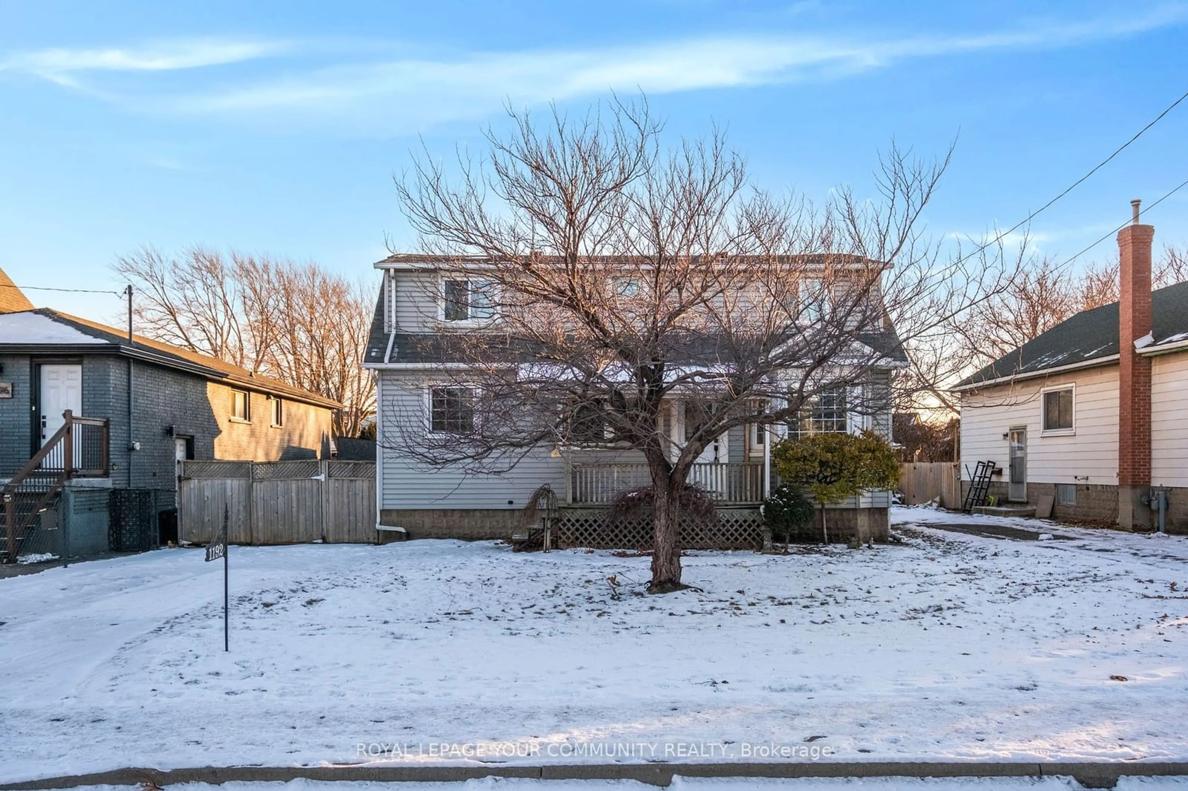 A pic from outside/outdoor area/front of a property/back of a property/a pic from drone, street for 1192 Leaside Rd, Hamilton Ontario L8H 3X9