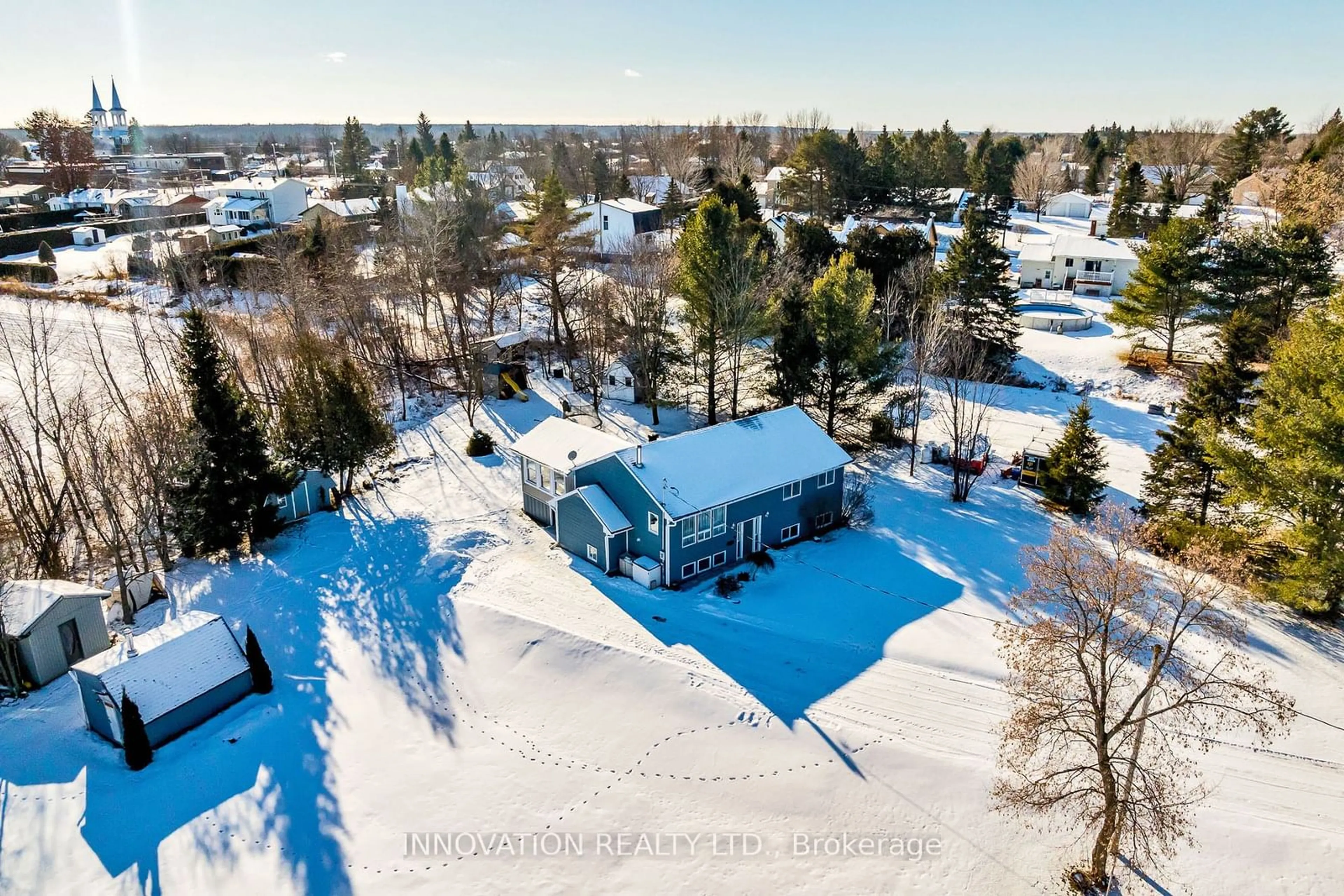 A pic from outside/outdoor area/front of a property/back of a property/a pic from drone, unknown for 3727 Cartier St, Clarence-Rockland Ontario K0A 1E0