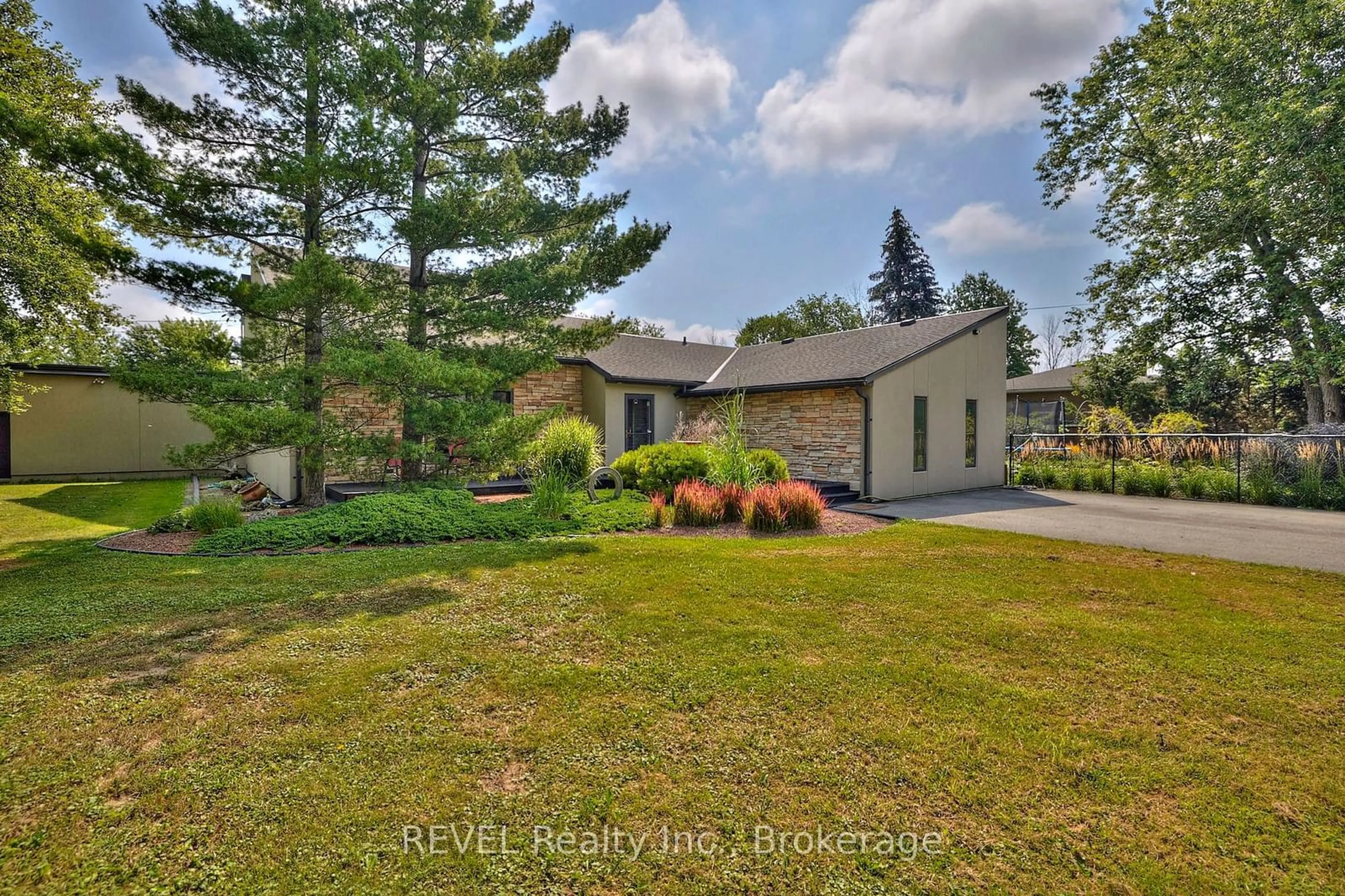 A pic from outside/outdoor area/front of a property/back of a property/a pic from drone, water/lake/river/ocean view for 1081 Seymour Ave, Fort Erie Ontario L2A 5S4