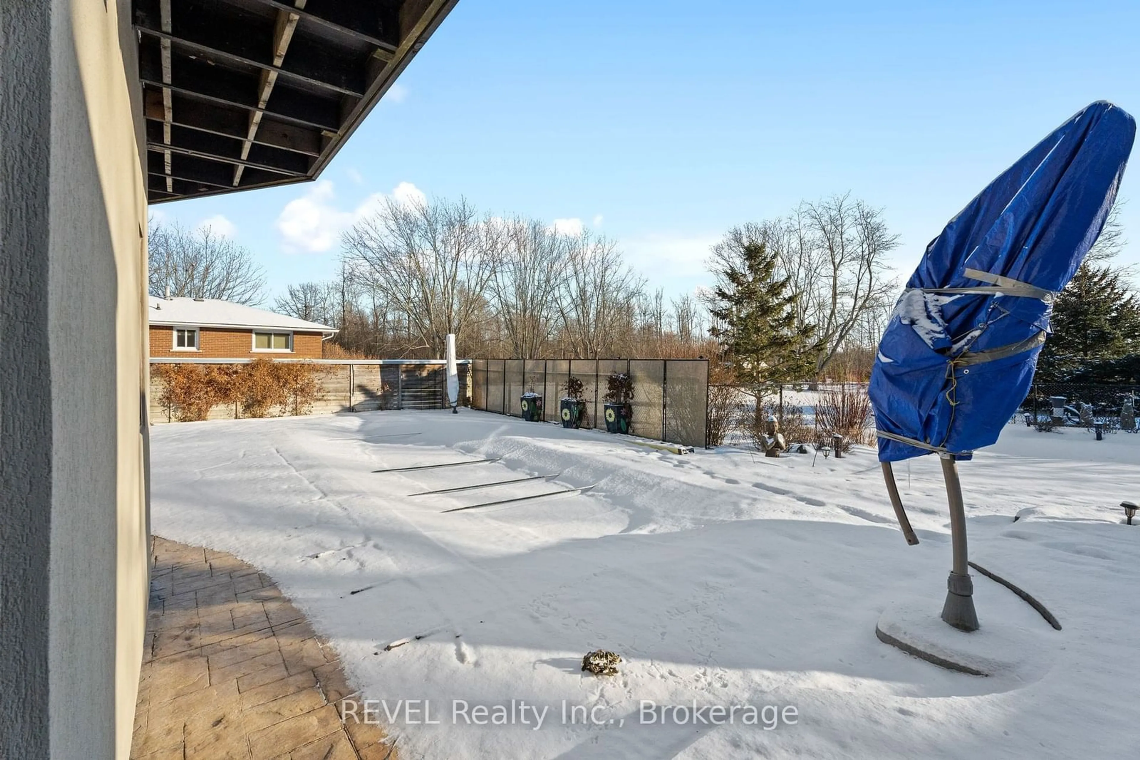 A pic from outside/outdoor area/front of a property/back of a property/a pic from drone, unknown for 1081 Seymour Ave, Fort Erie Ontario L2A 5S4