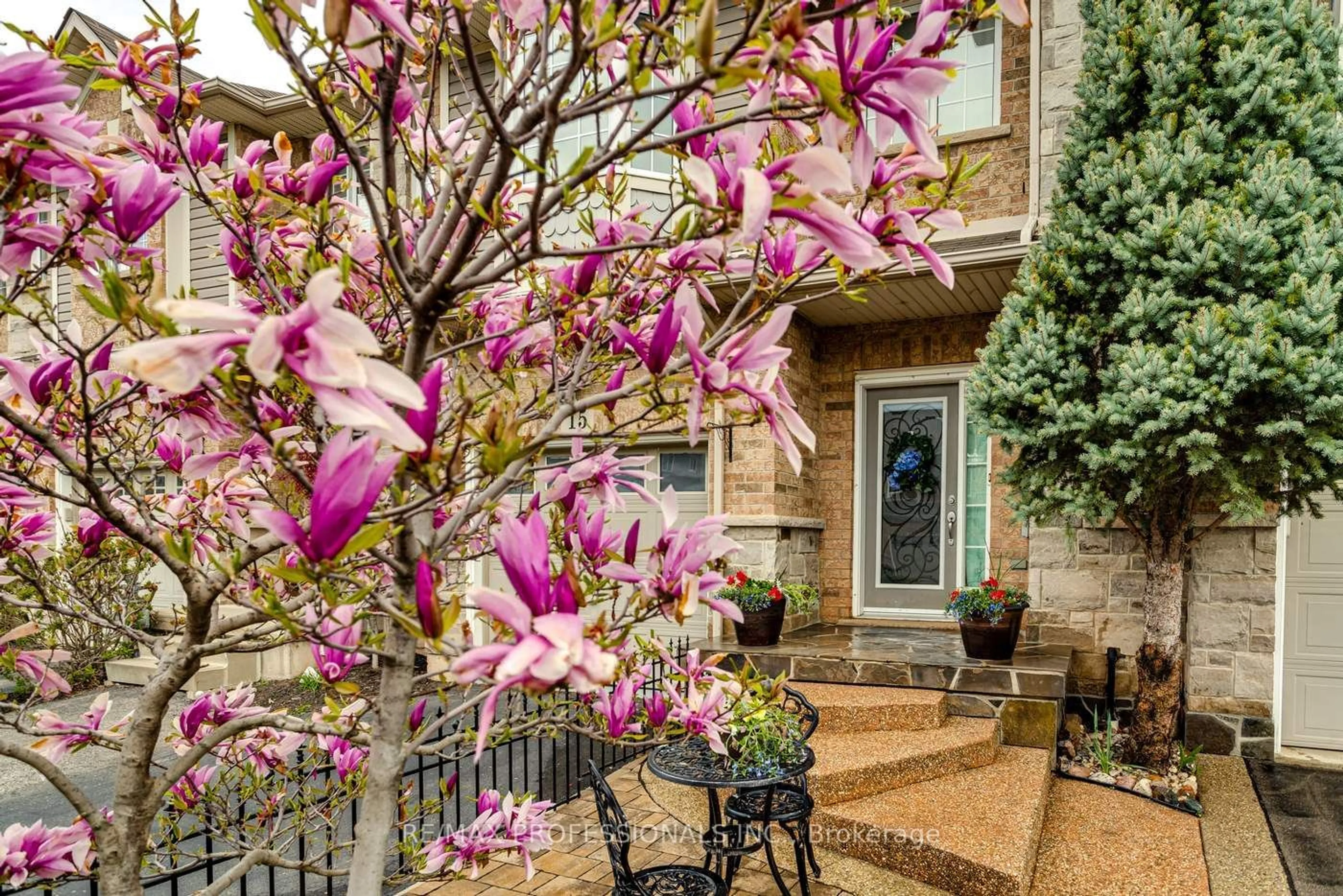 Patio, street for 17 Palacebeach Tr, Hamilton Ontario L8E 0B9