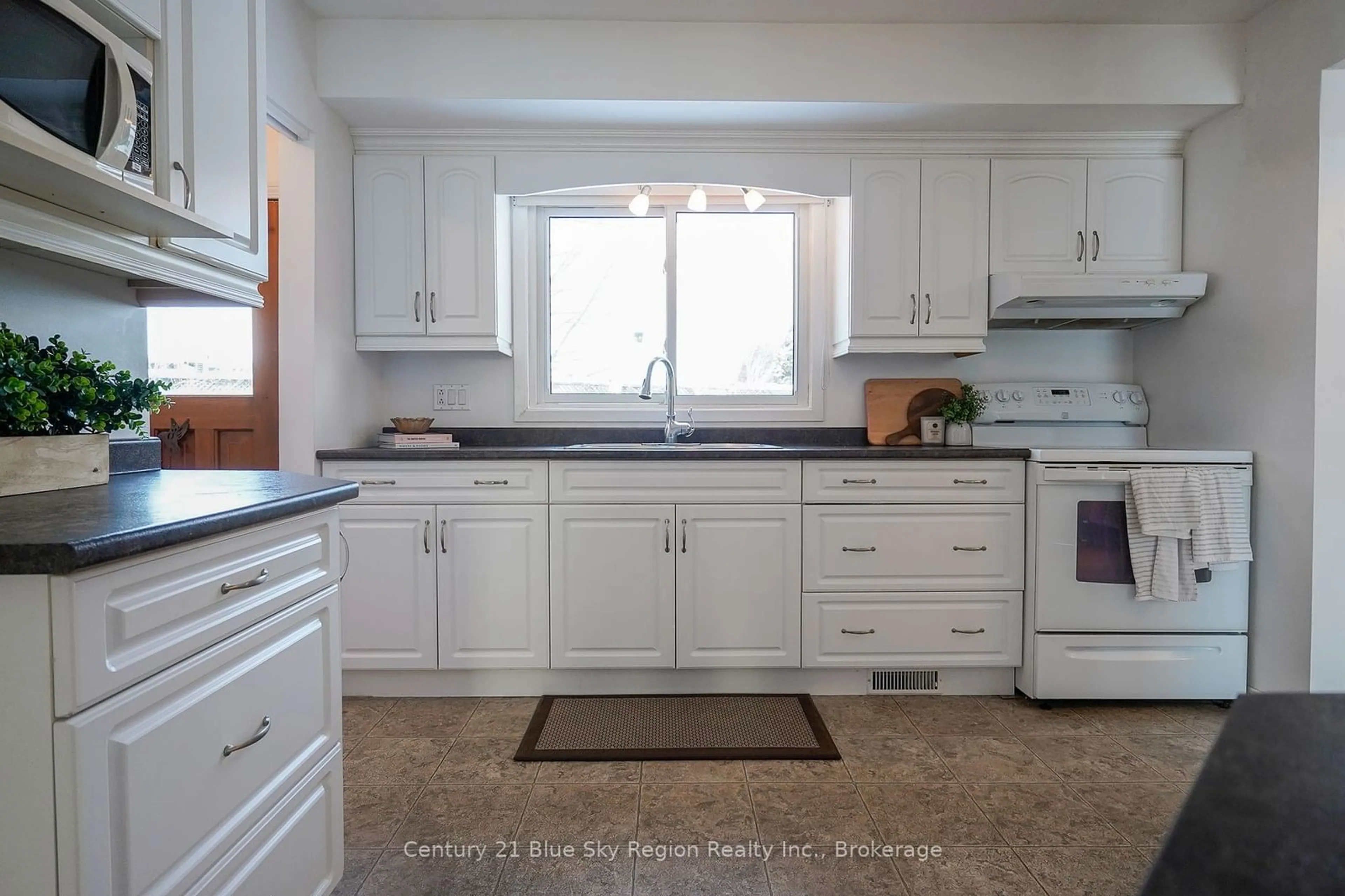 Standard kitchen, ceramic/tile floor for 642 Moffat Ave, North Bay Ontario P1B 7H1