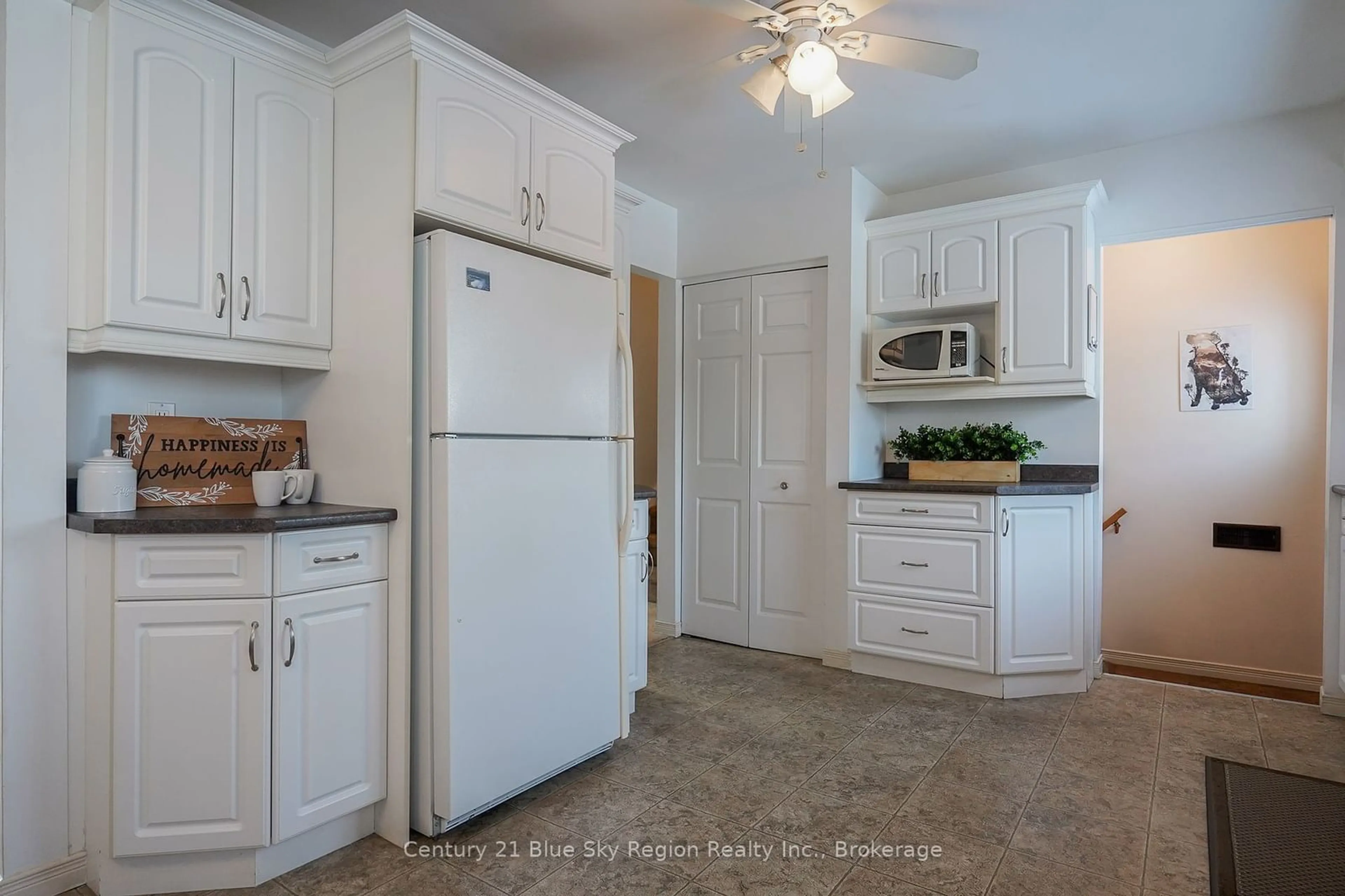 Standard kitchen, ceramic/tile floor for 642 Moffat Ave, North Bay Ontario P1B 7H1