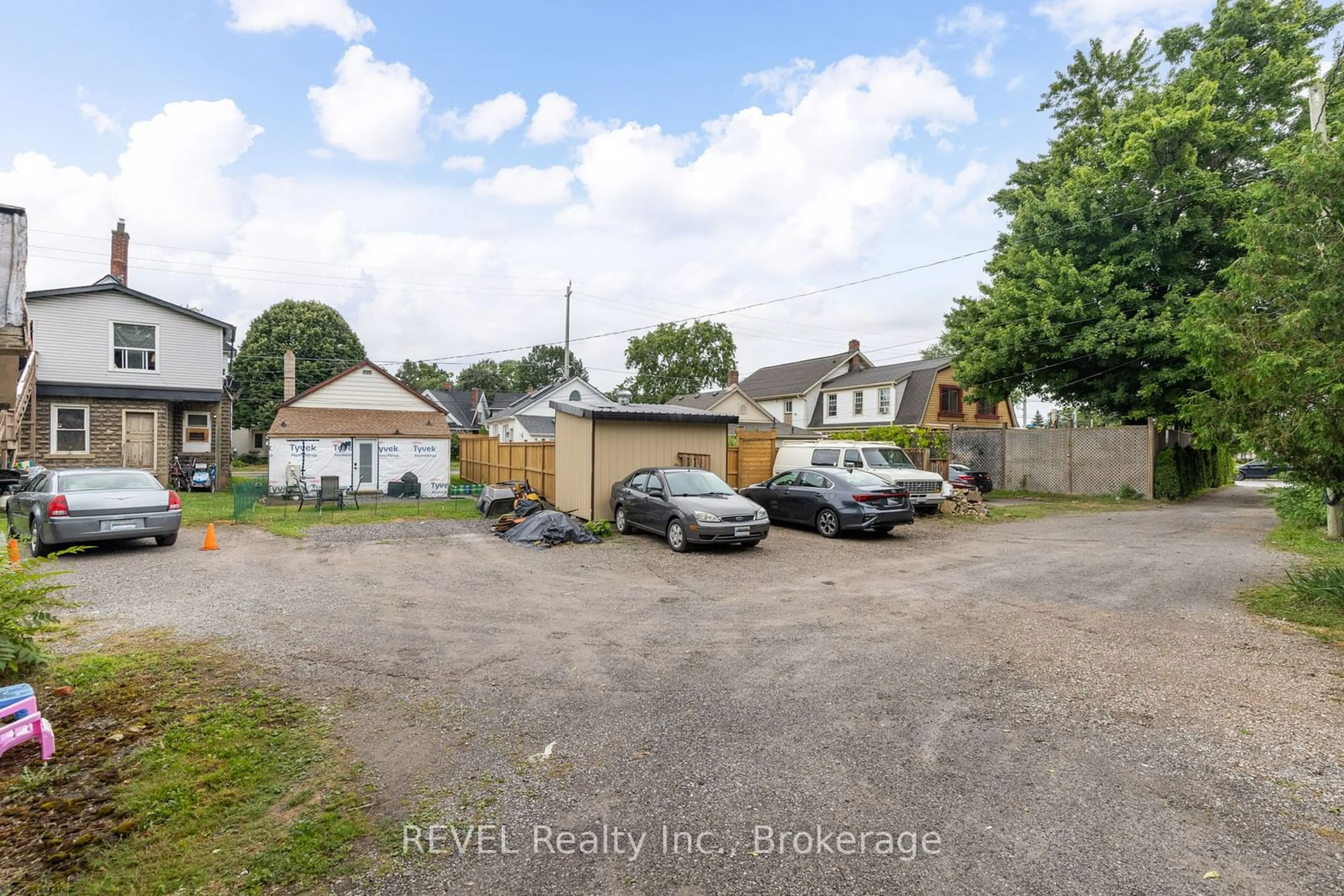 A pic from outside/outdoor area/front of a property/back of a property/a pic from drone, street for 92 1/2 WELLAND Ave, St. Catharines Ontario L2R 2N1