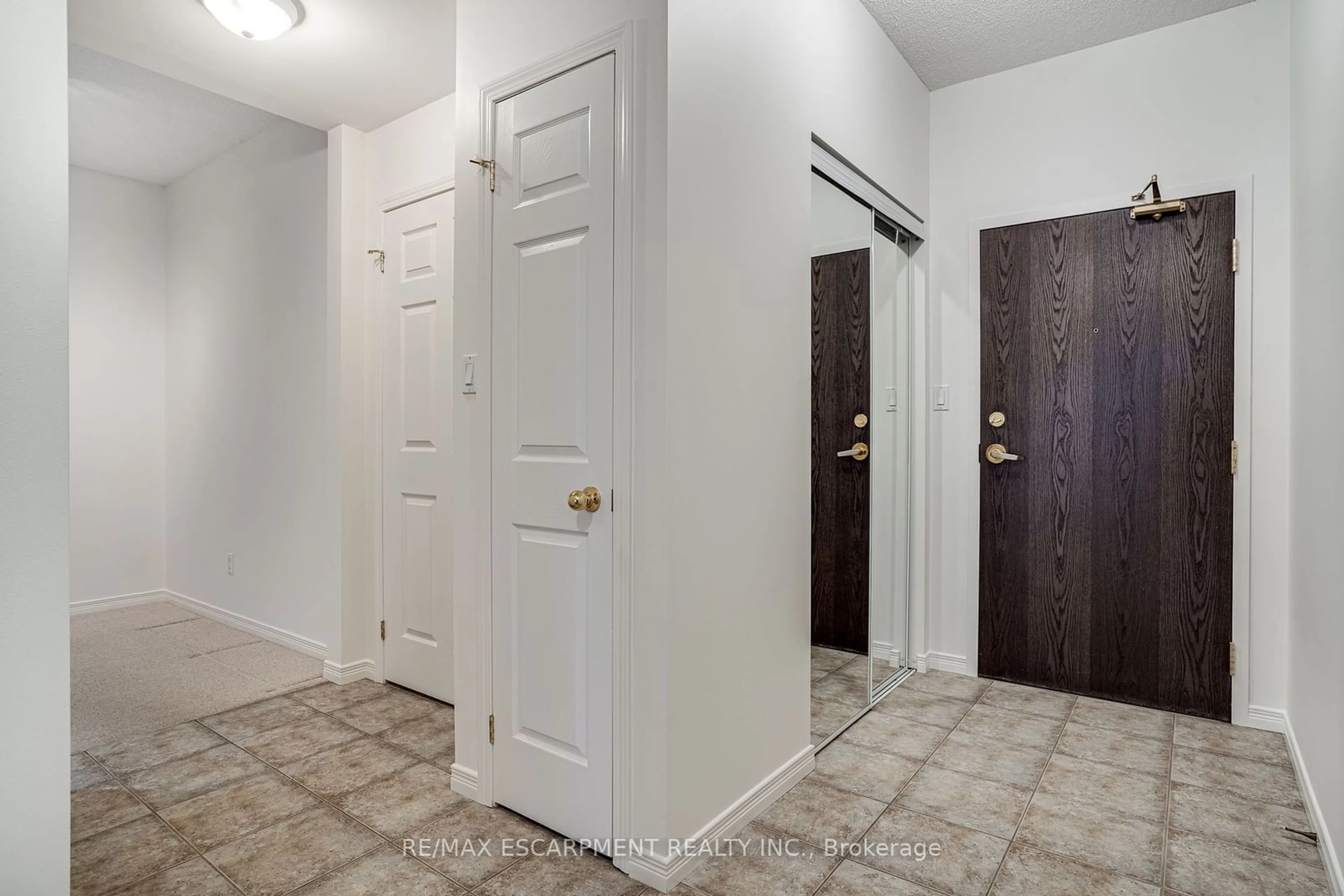 Indoor entryway for 1000 CREEKSIDE Dr #605, Hamilton Ontario L9H 7S6