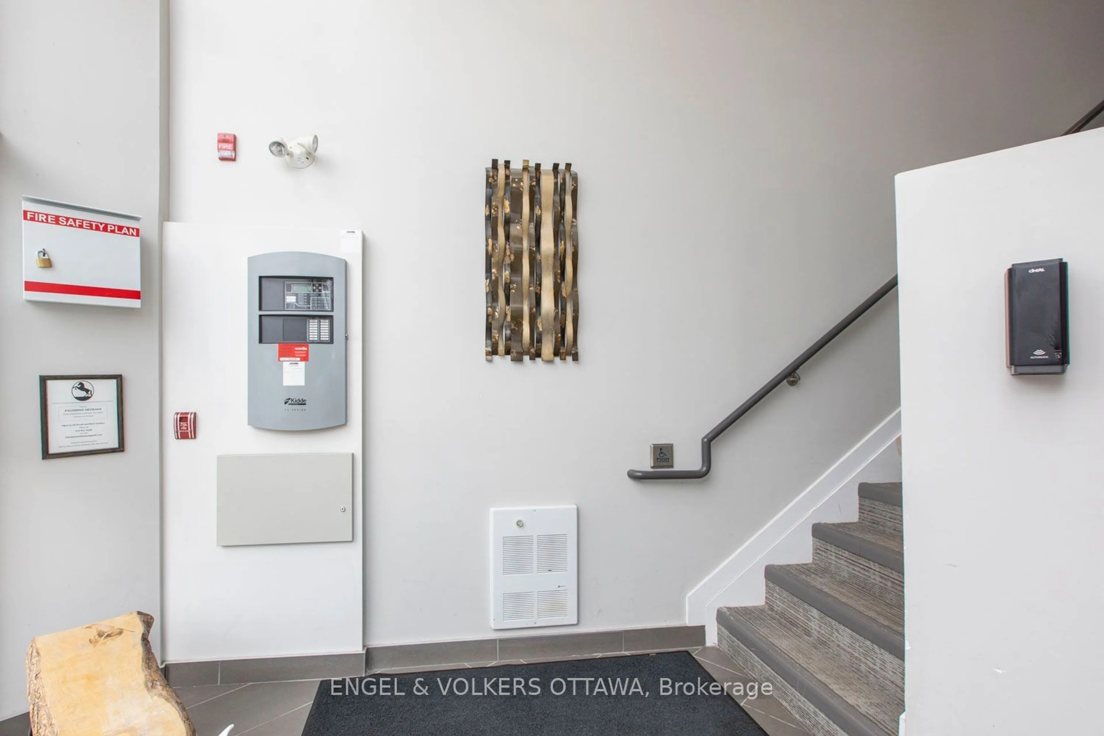 Indoor foyer for 150 GREENFIELD Ave #501, Glebe - Ottawa East and Area Ontario K1S 5W6