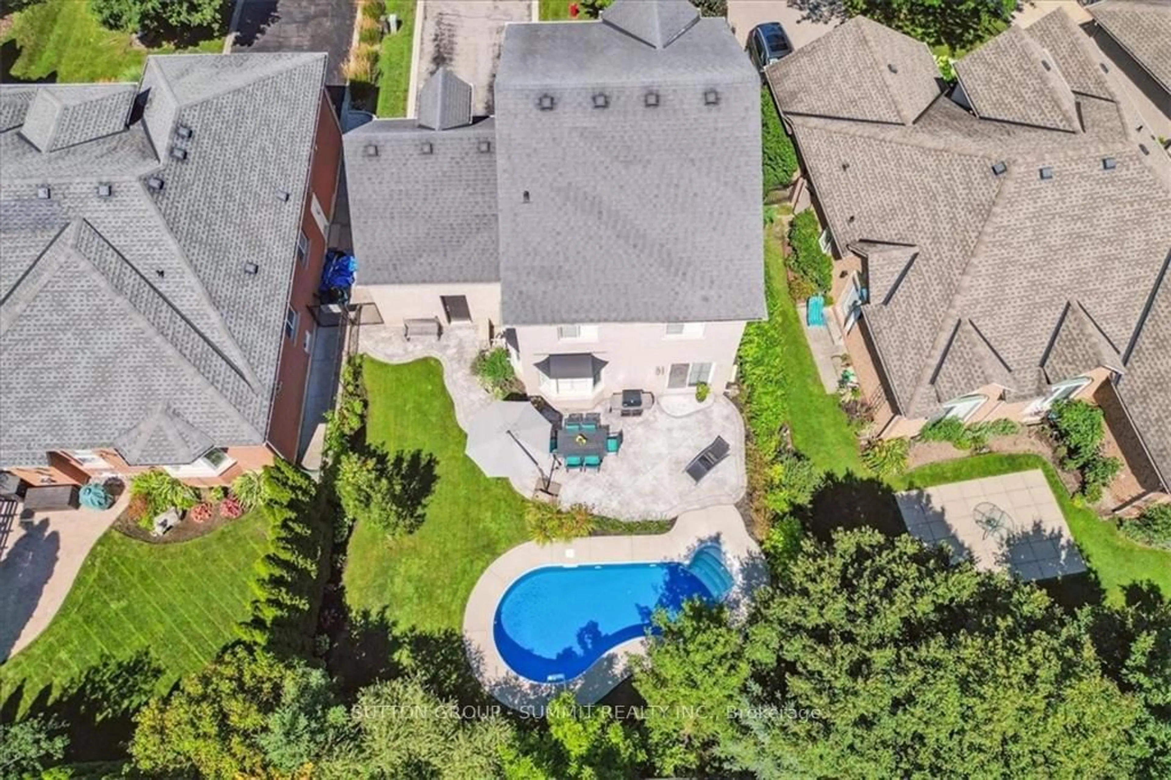 A pic from outside/outdoor area/front of a property/back of a property/a pic from drone, street for 17 Winegarden Tr, Hamilton Ontario L9H 7M1