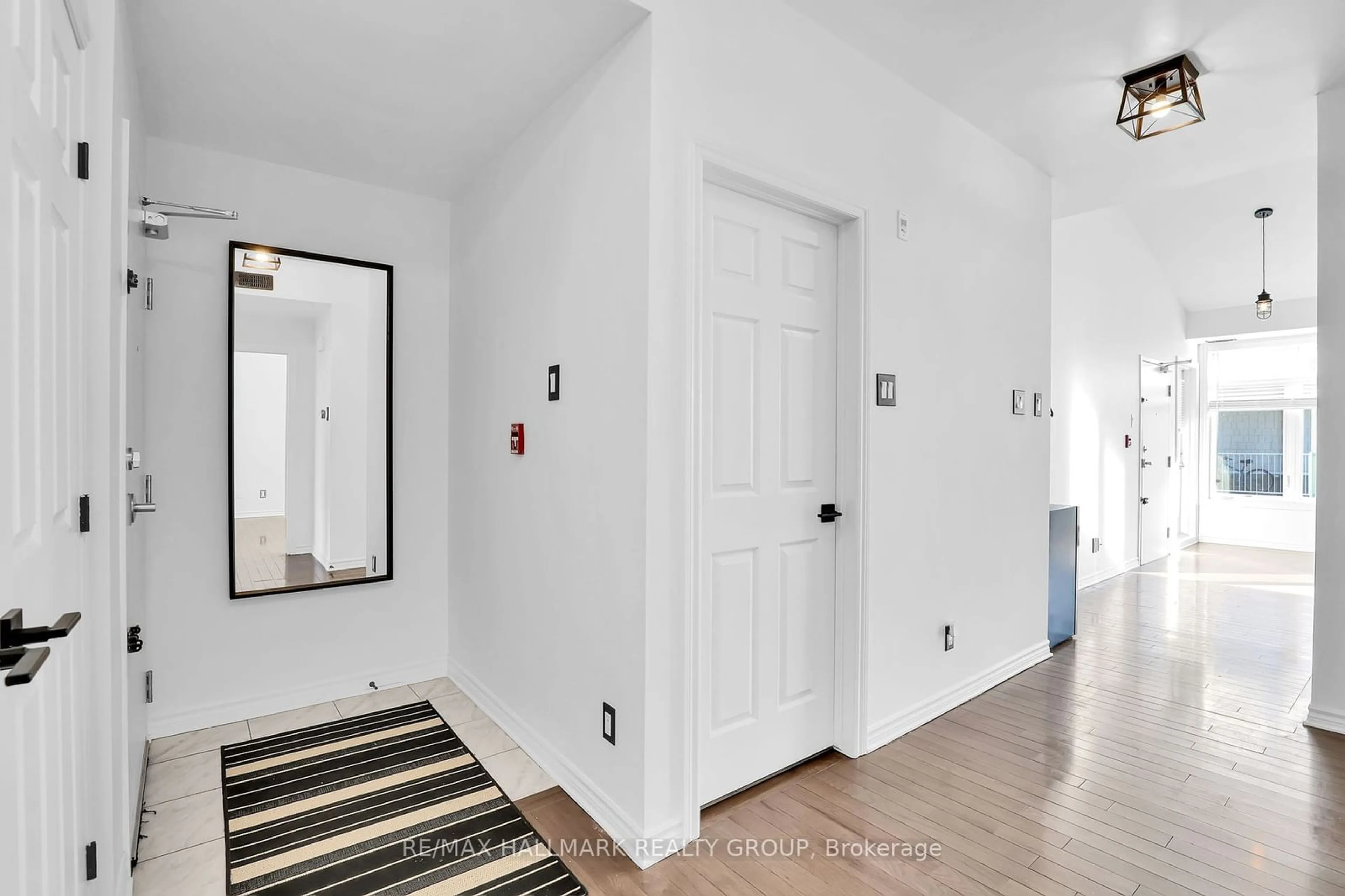 Indoor entryway for 841 Blackcomb #E, Elmvale Acres and Area Ontario K1G 4E4