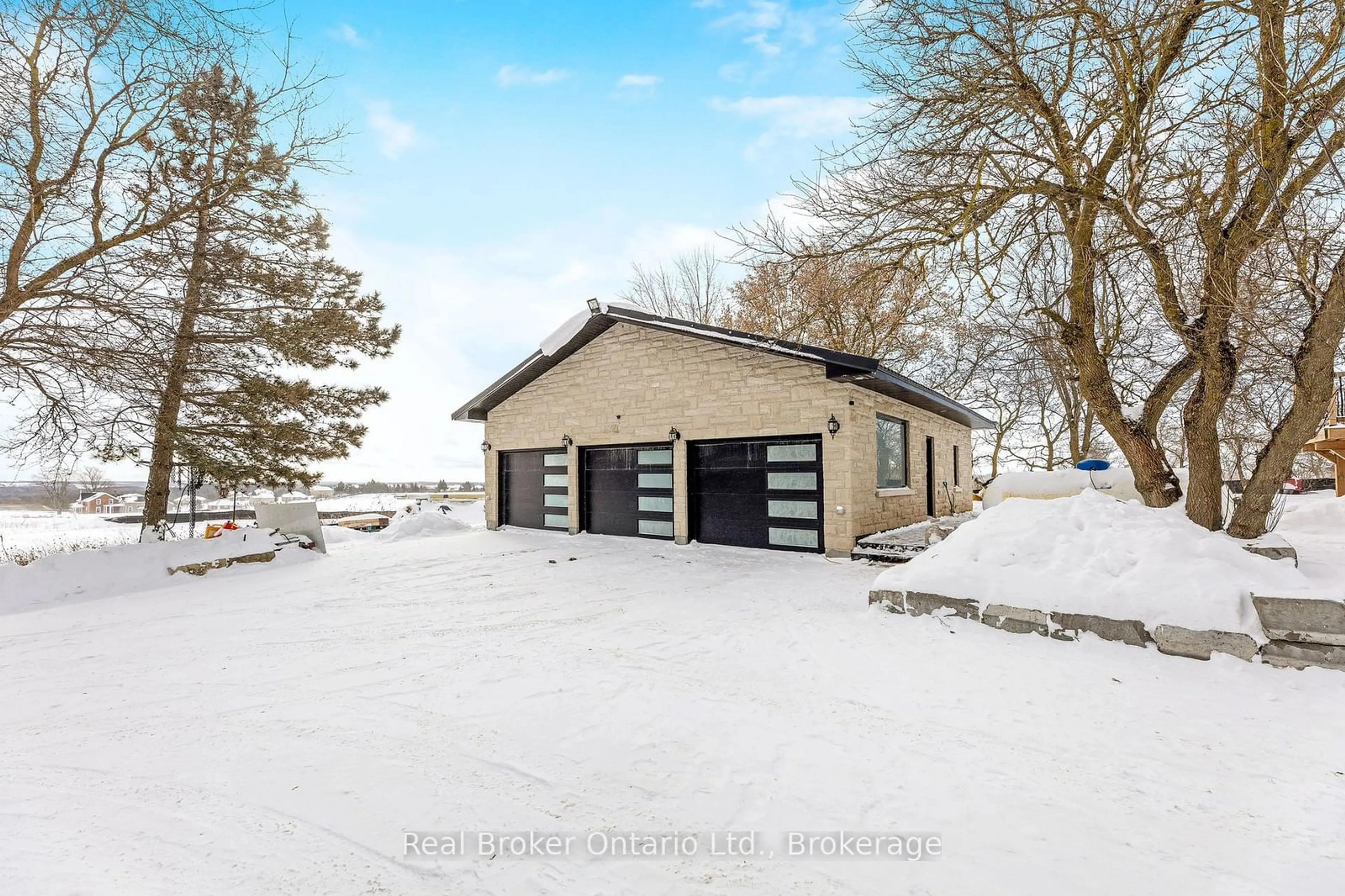 Indoor garage for 5938 Trafalgar Rd, Erin Ontario N0B 1Z0