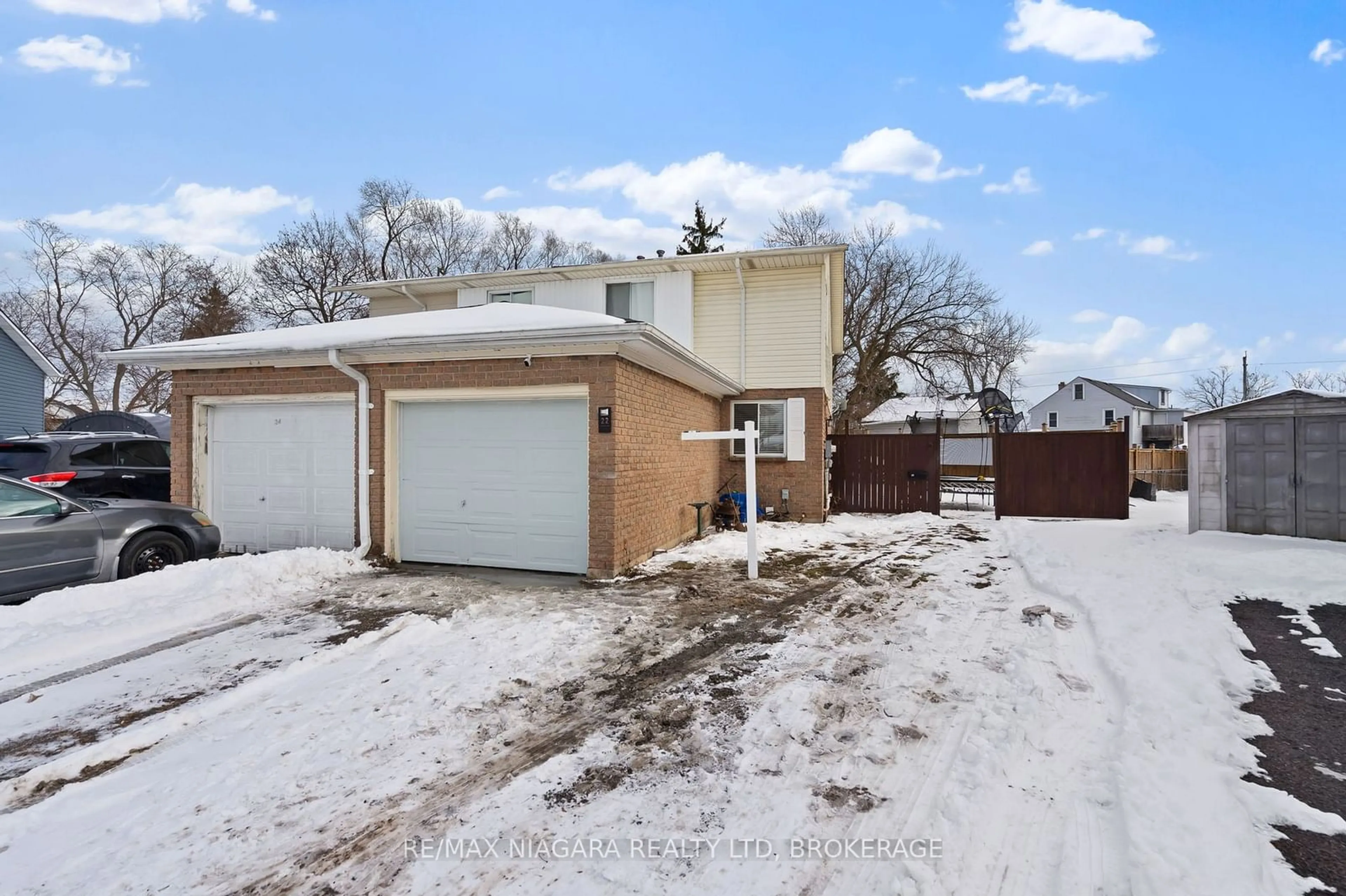 A pic from outside/outdoor area/front of a property/back of a property/a pic from drone, street for 22 DODDS Crt, Fort Erie Ontario L2A 5Z2