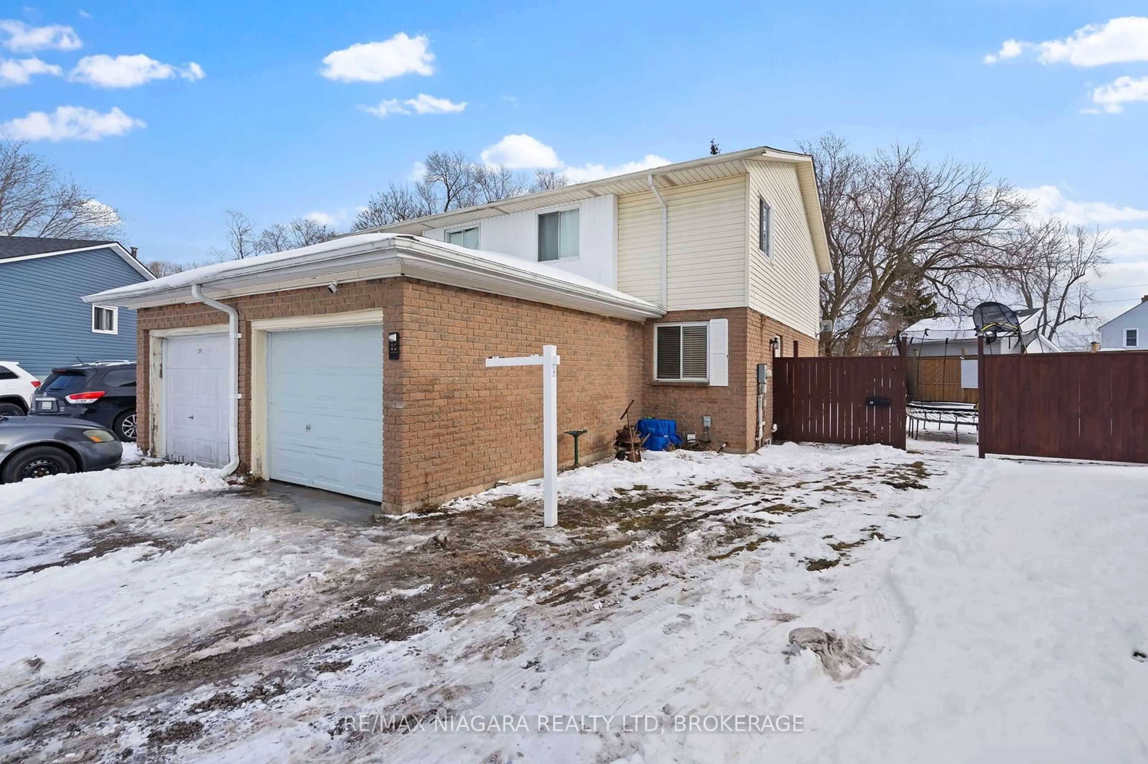 A pic from outside/outdoor area/front of a property/back of a property/a pic from drone, street for 22 DODDS Crt, Fort Erie Ontario L2A 5Z2