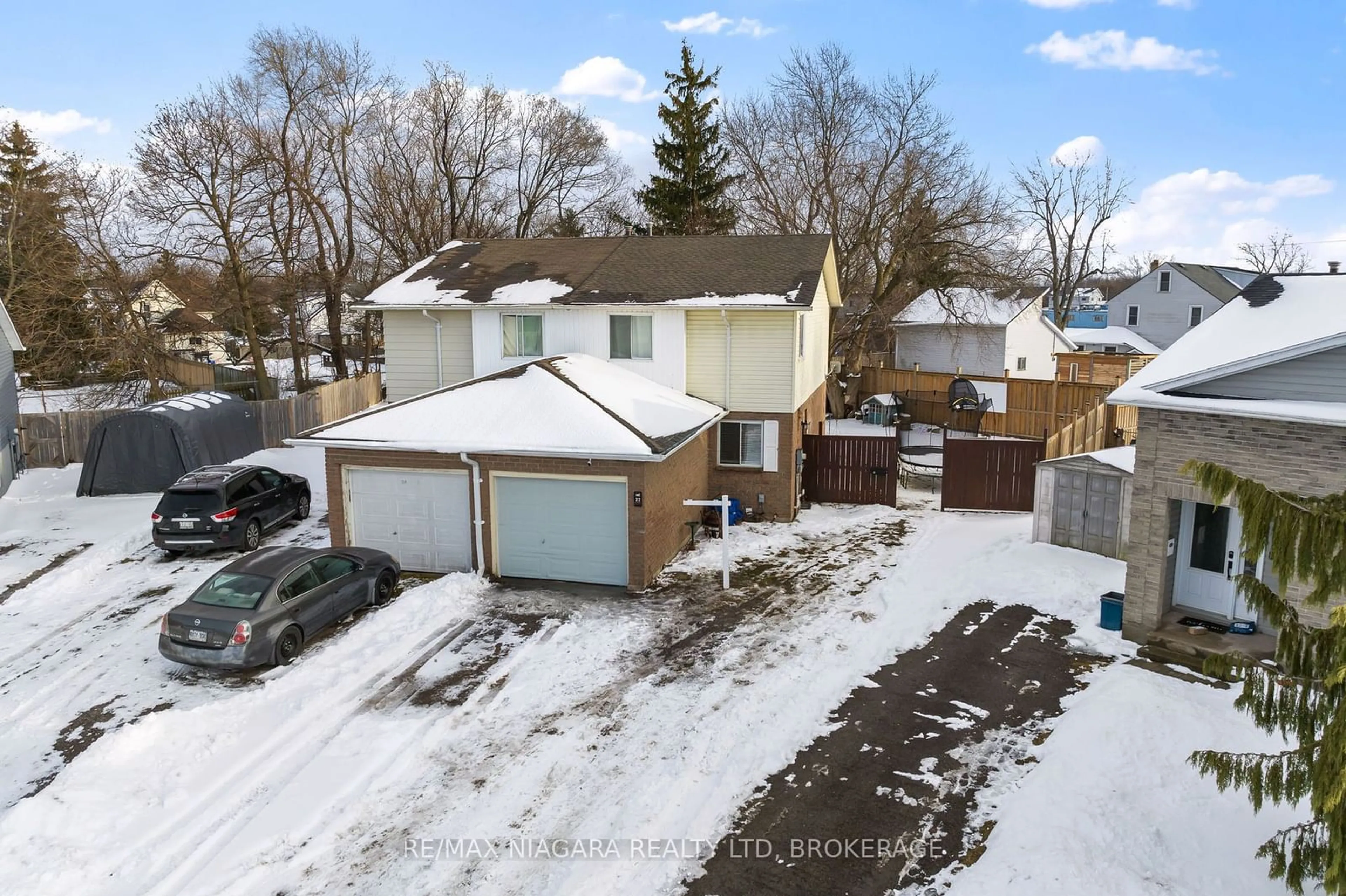 A pic from outside/outdoor area/front of a property/back of a property/a pic from drone, street for 22 DODDS Crt, Fort Erie Ontario L2A 5Z2