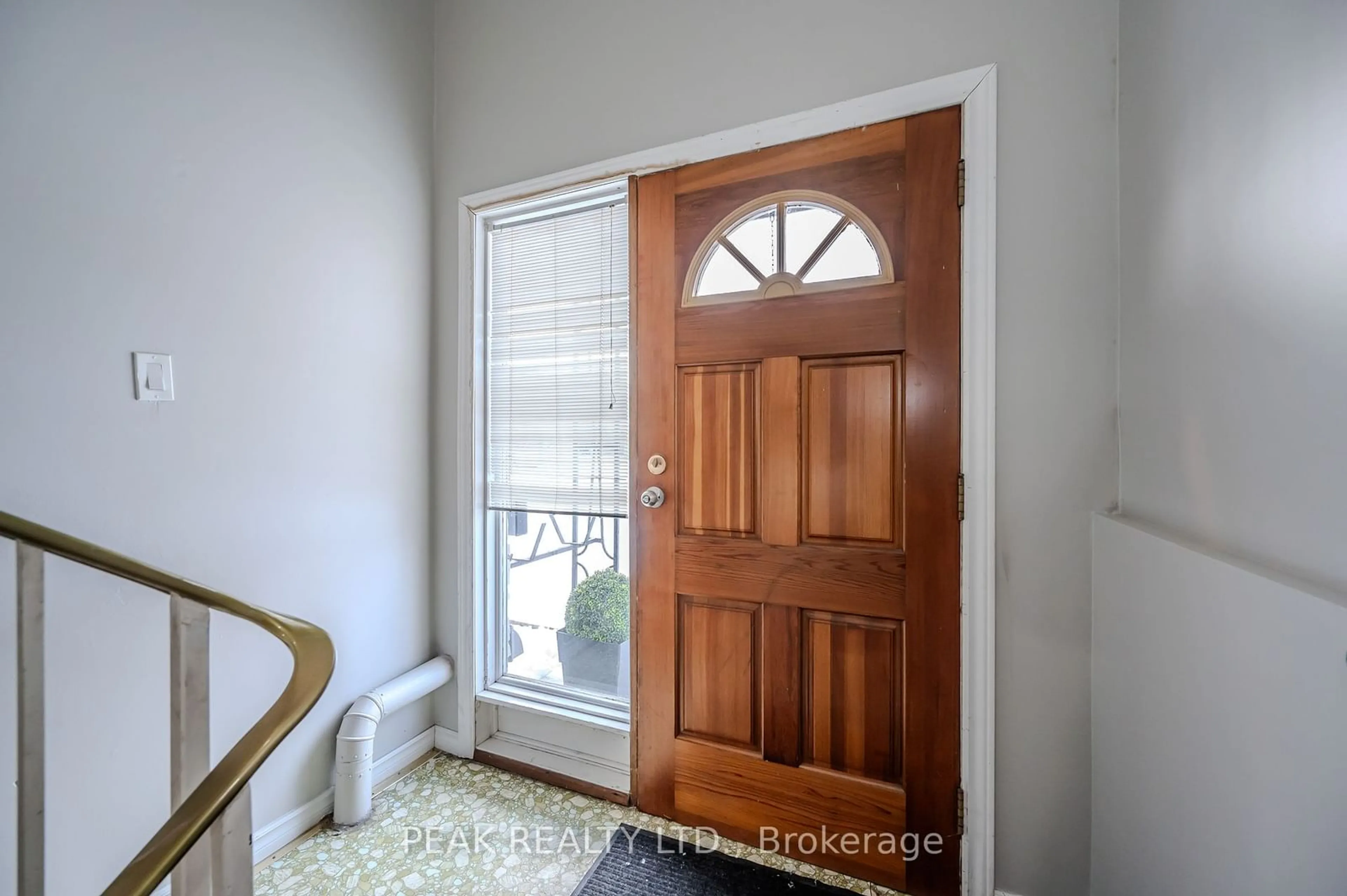 Indoor entryway for 72 Obermeyer Dr, Kitchener Ontario N2A 1P6