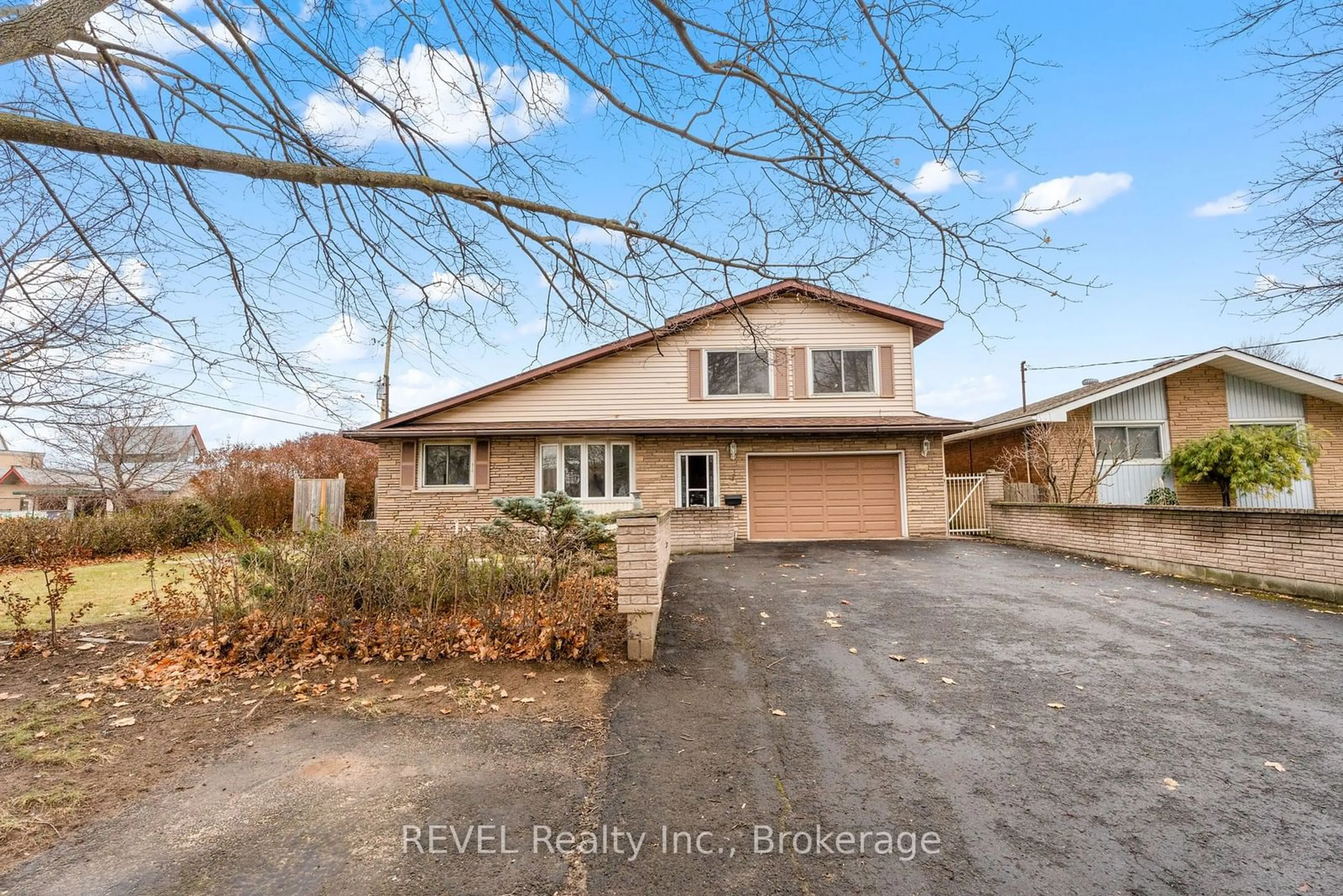 A pic from outside/outdoor area/front of a property/back of a property/a pic from drone, street for 1 Prince Edward Dr, St. Catharines Ontario L2N 3G9