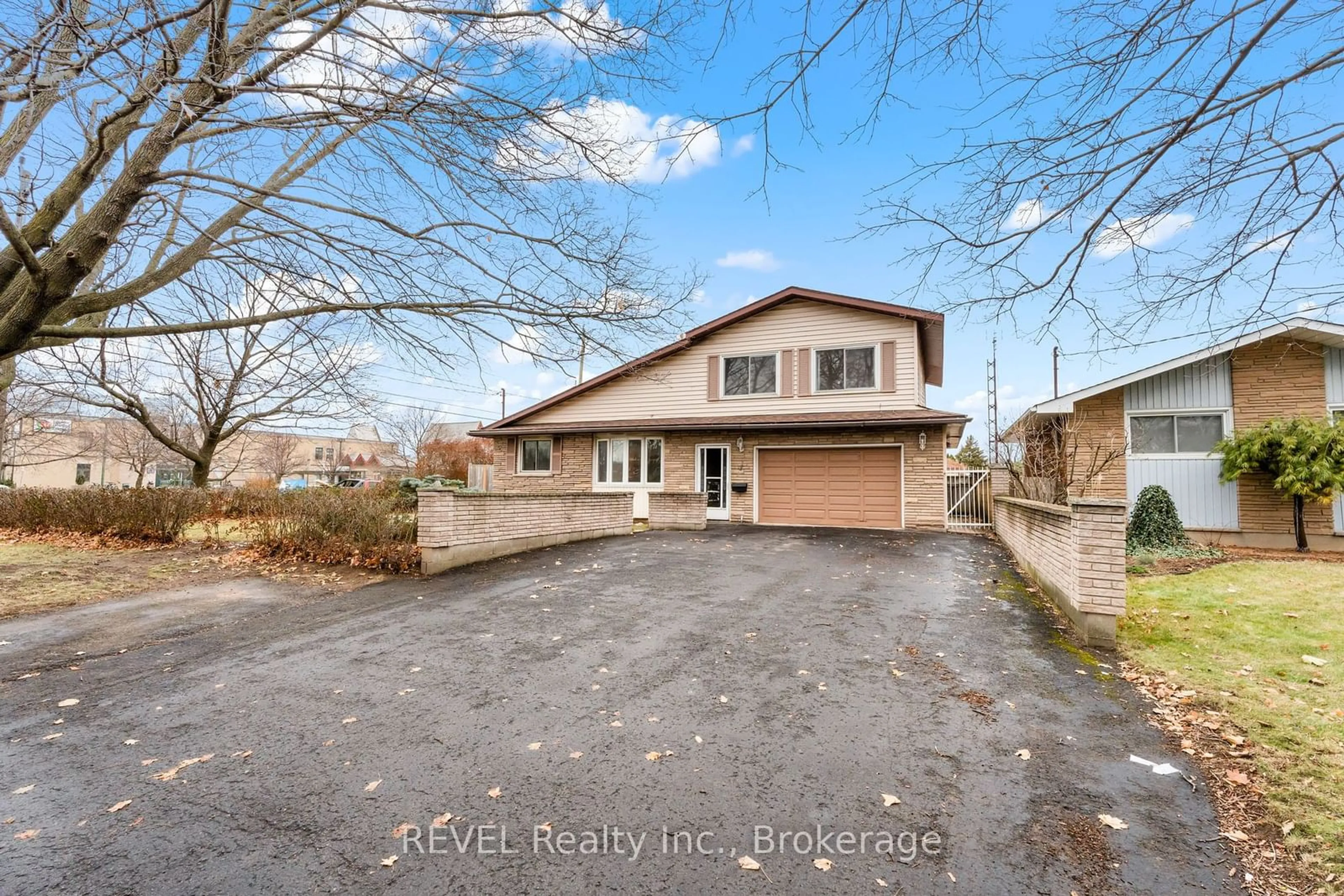 A pic from outside/outdoor area/front of a property/back of a property/a pic from drone, street for 1 Prince Edward Dr, St. Catharines Ontario L2N 3G9