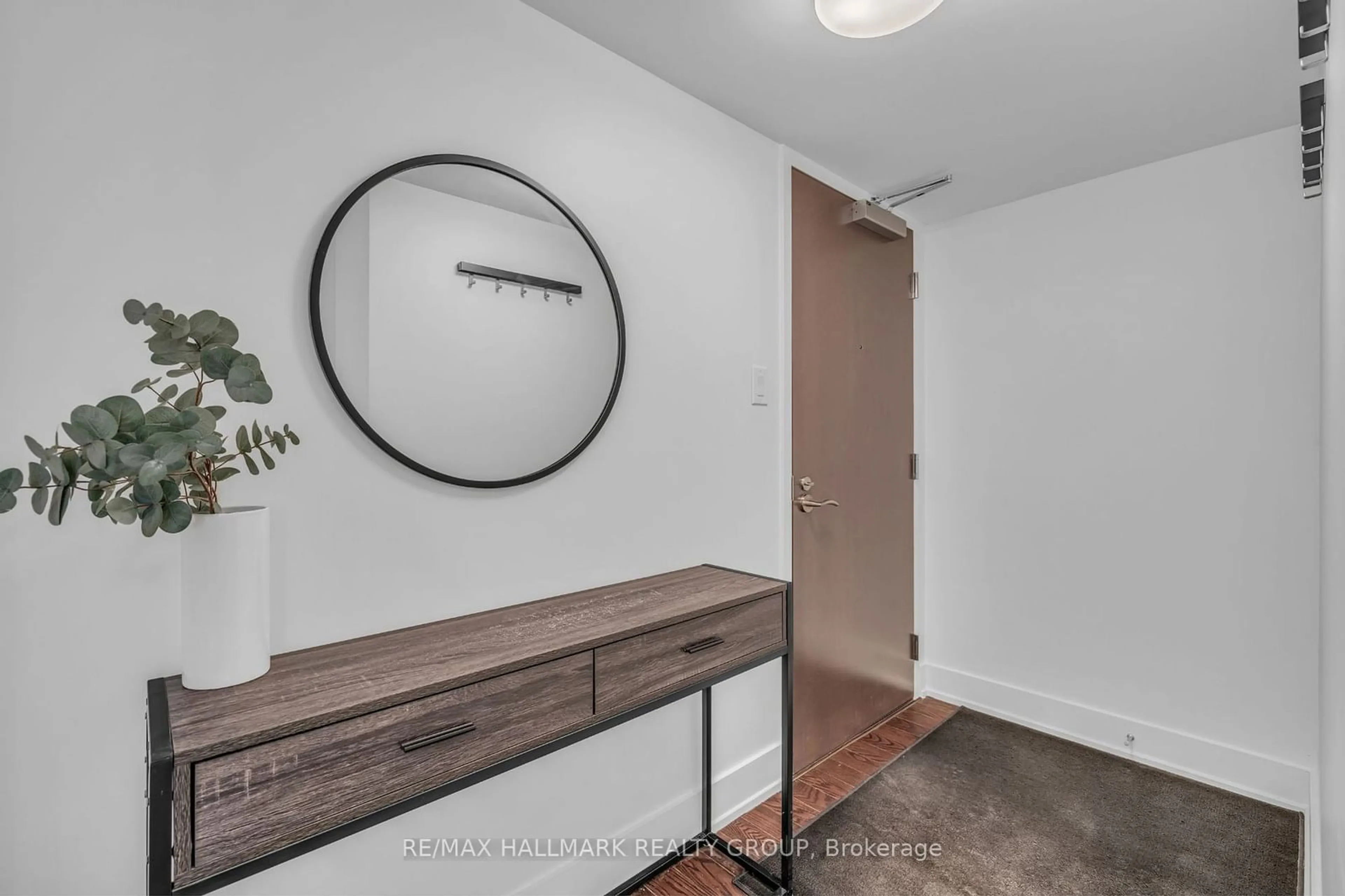 Indoor entryway for 108 Richmond Rd #107, Westboro - Hampton Park Ontario K1Z 0B3