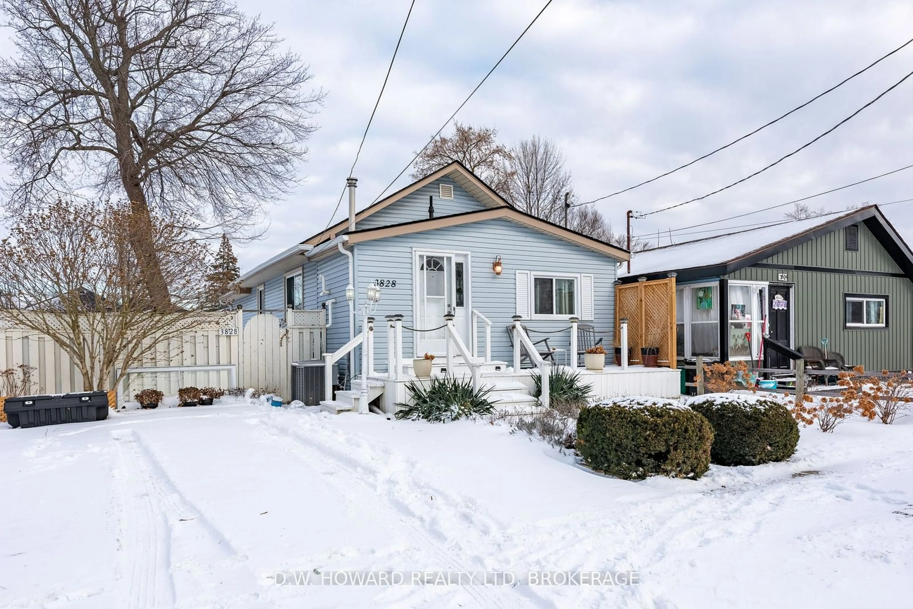 A pic from outside/outdoor area/front of a property/back of a property/a pic from drone, street for 3828 ROXBOROUGH Rd, Fort Erie Ontario L0S 1B0