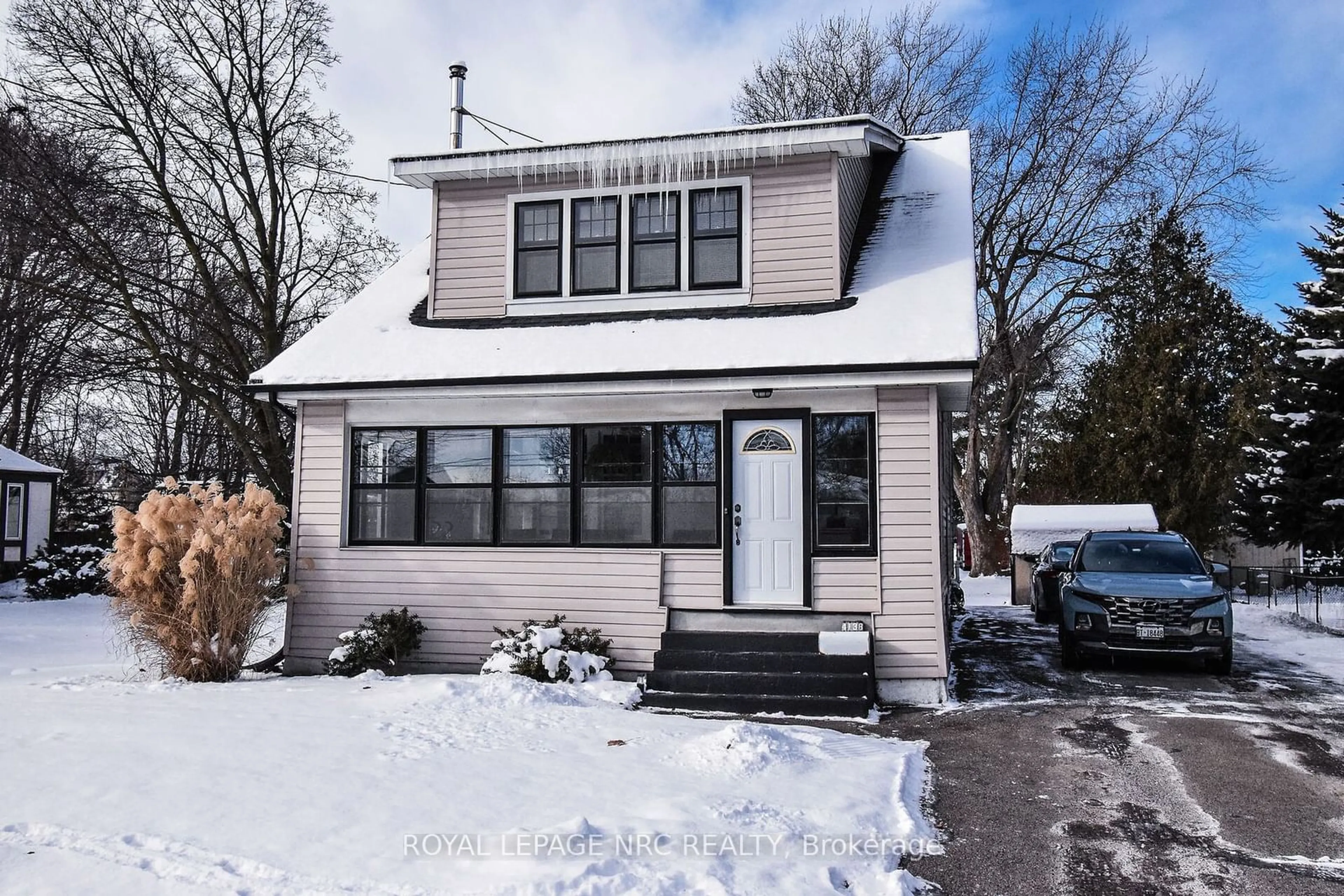 Home with vinyl exterior material, street for 4138 Queen Victoria St, Lincoln Ontario L0R 1S0