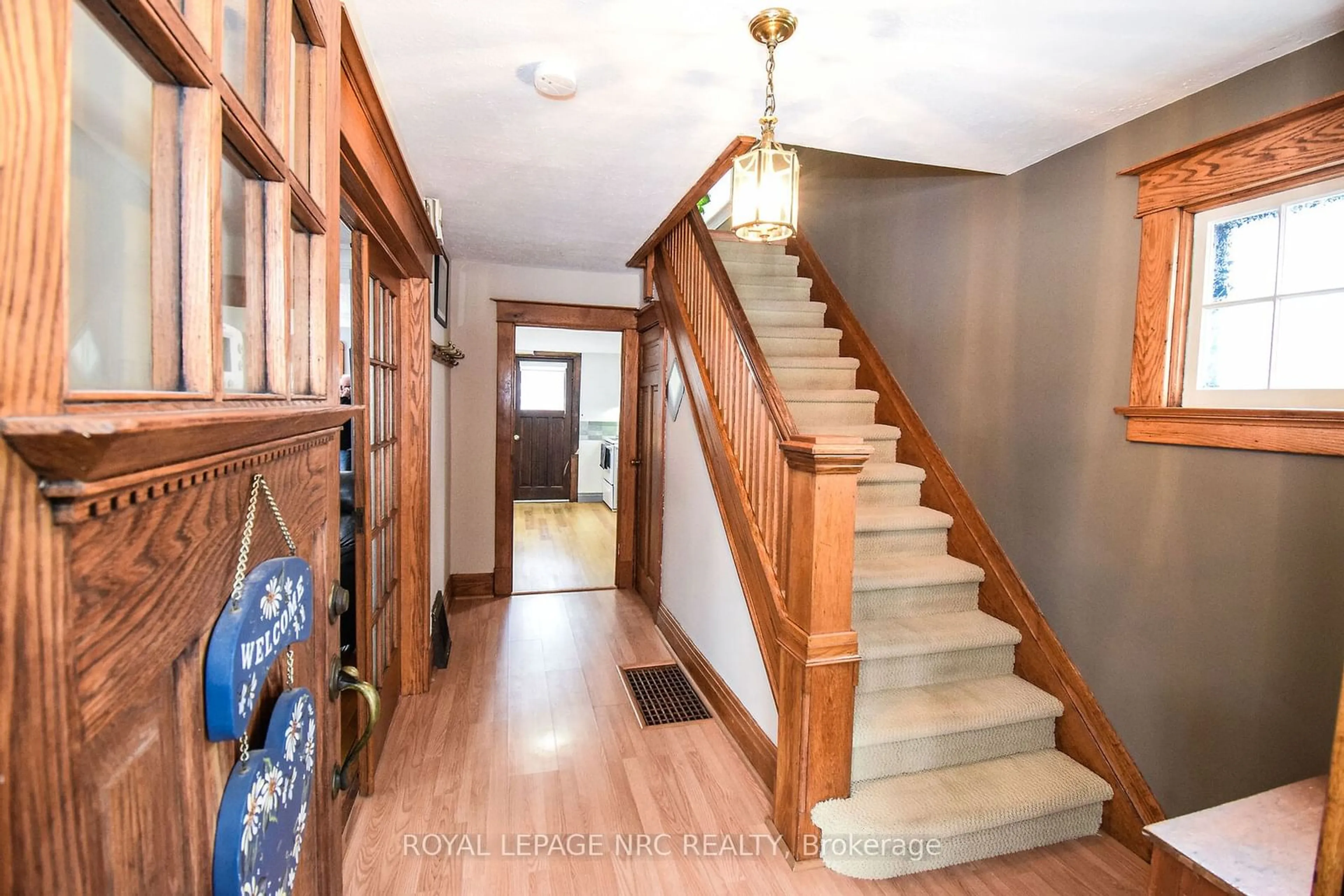 Indoor foyer for 4138 Queen Victoria St, Lincoln Ontario L0R 1S0