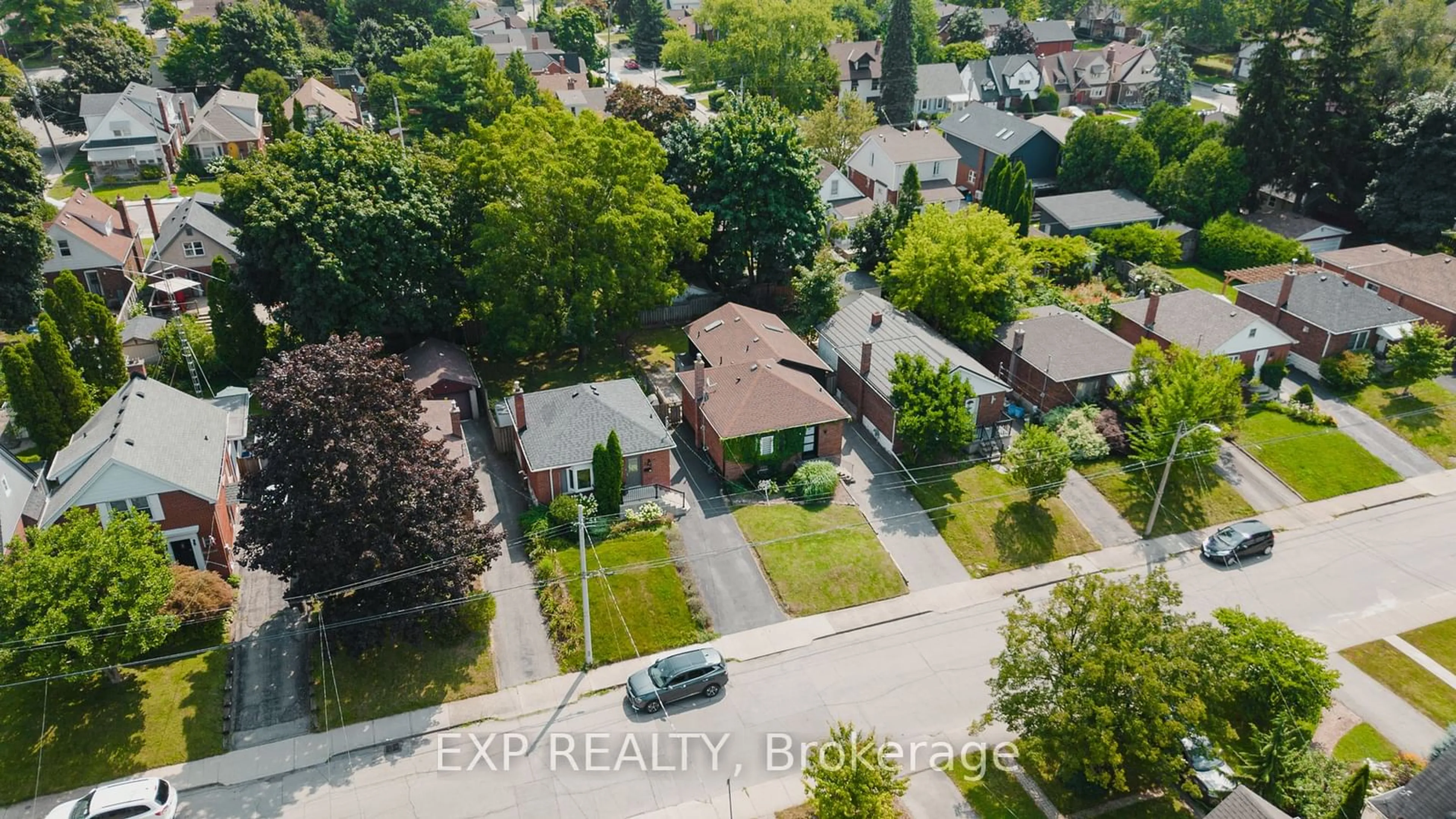 A pic from outside/outdoor area/front of a property/back of a property/a pic from drone, street for 124 Bond St, Hamilton Ontario L8S 3W5