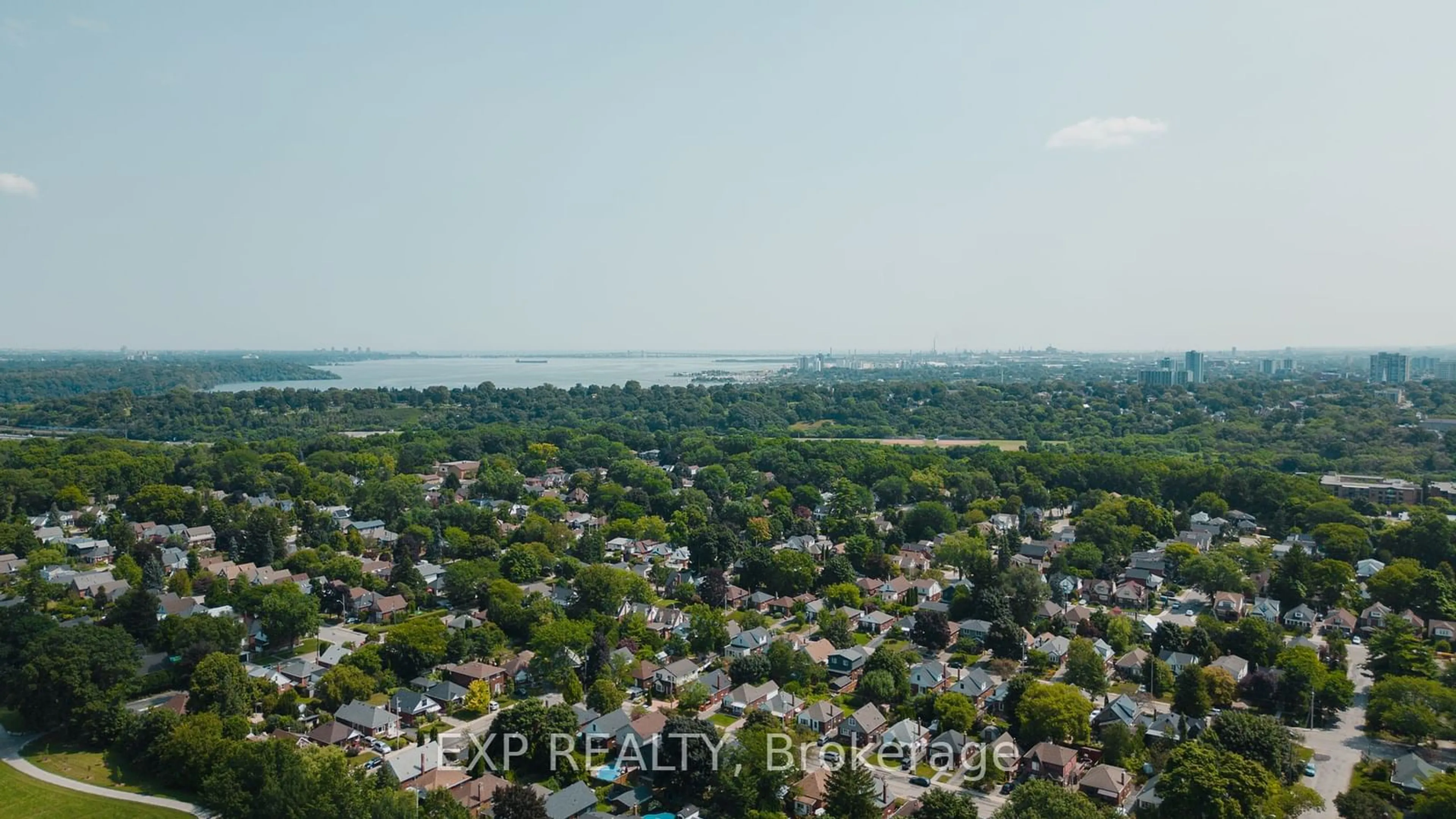 A pic from outside/outdoor area/front of a property/back of a property/a pic from drone, city buildings view from balcony for 124 Bond St, Hamilton Ontario L8S 3W5