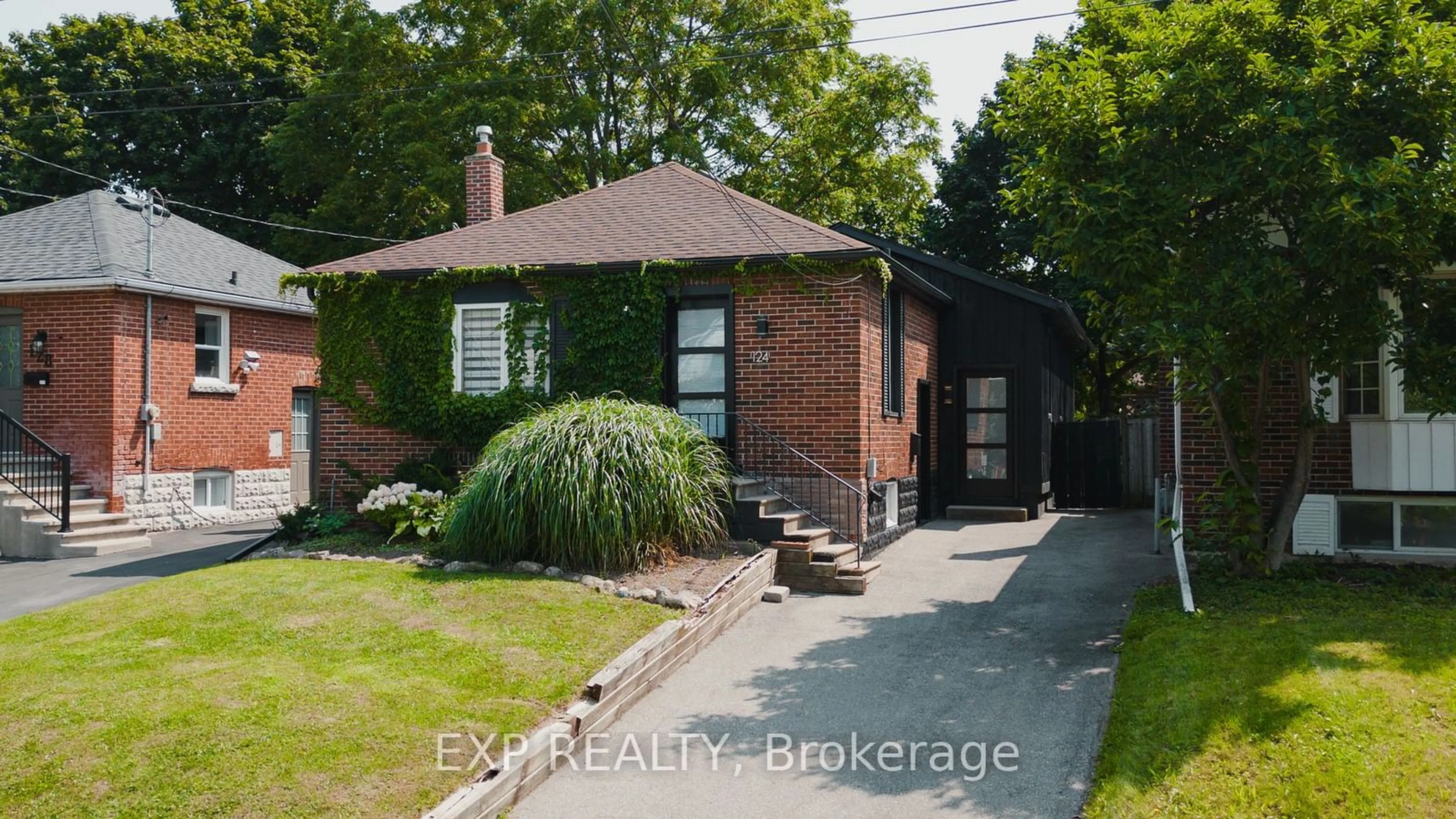 Home with brick exterior material, street for 124 Bond St, Hamilton Ontario L8S 3W5