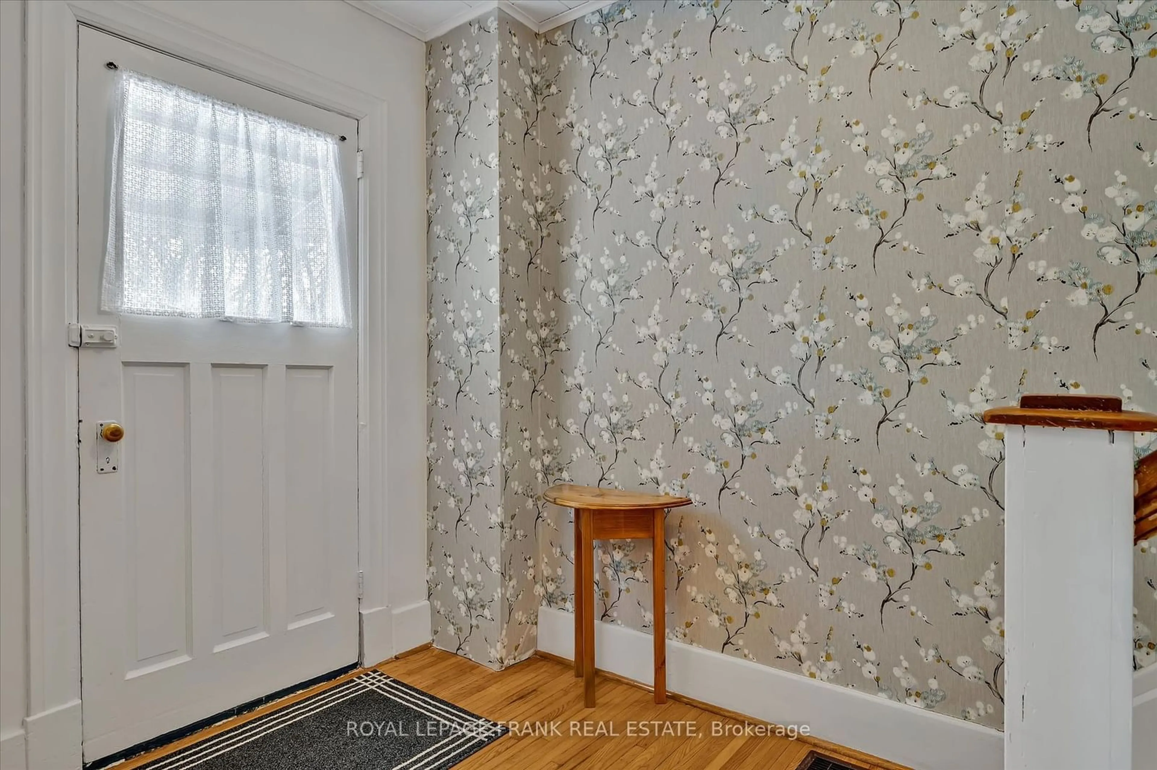 Indoor entryway for 250 Bennet St, Peterborough Ontario K9H 5B6