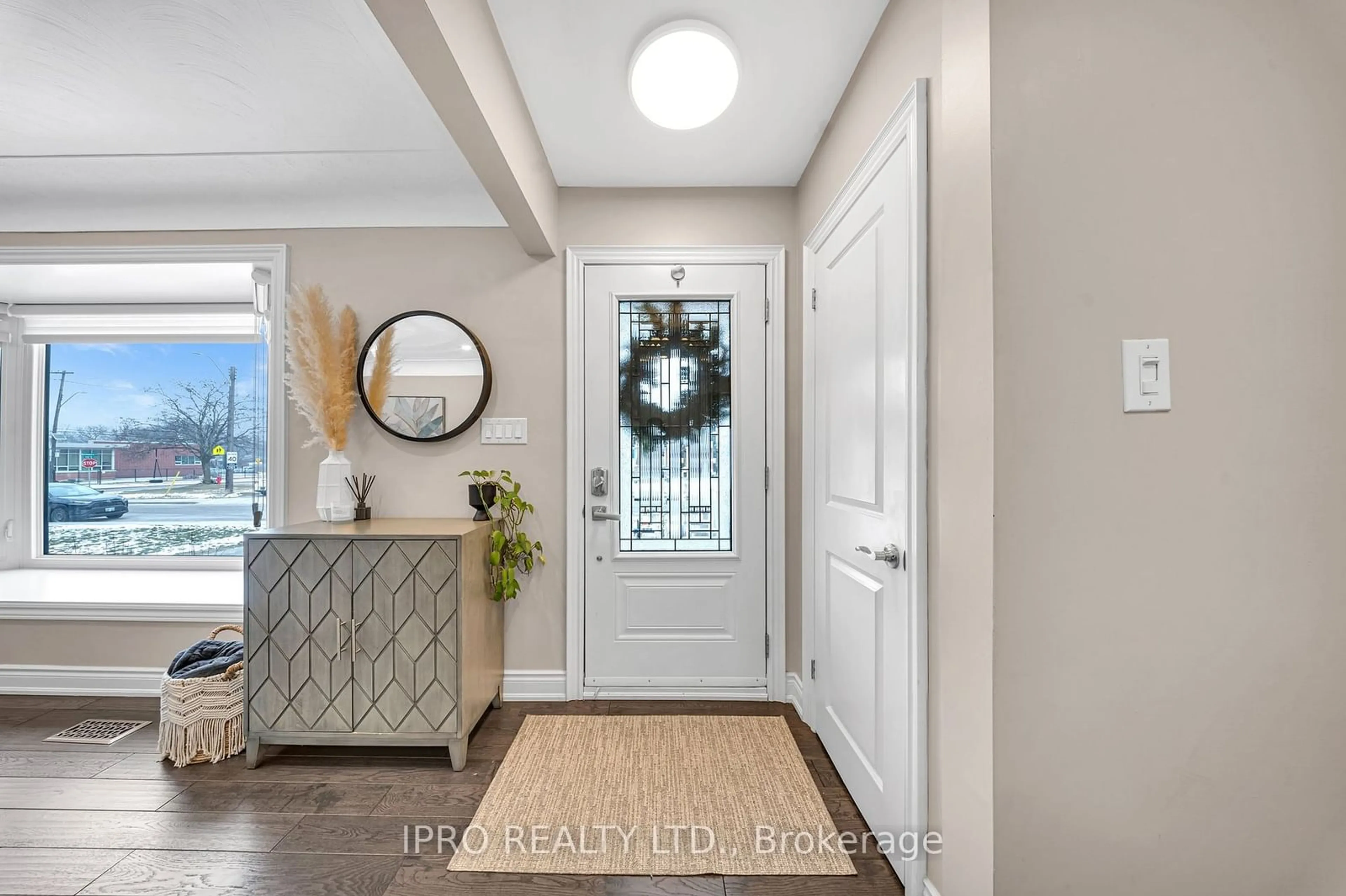 Indoor entryway for 126 West 26th St, Hamilton Ontario L9C 4Z4