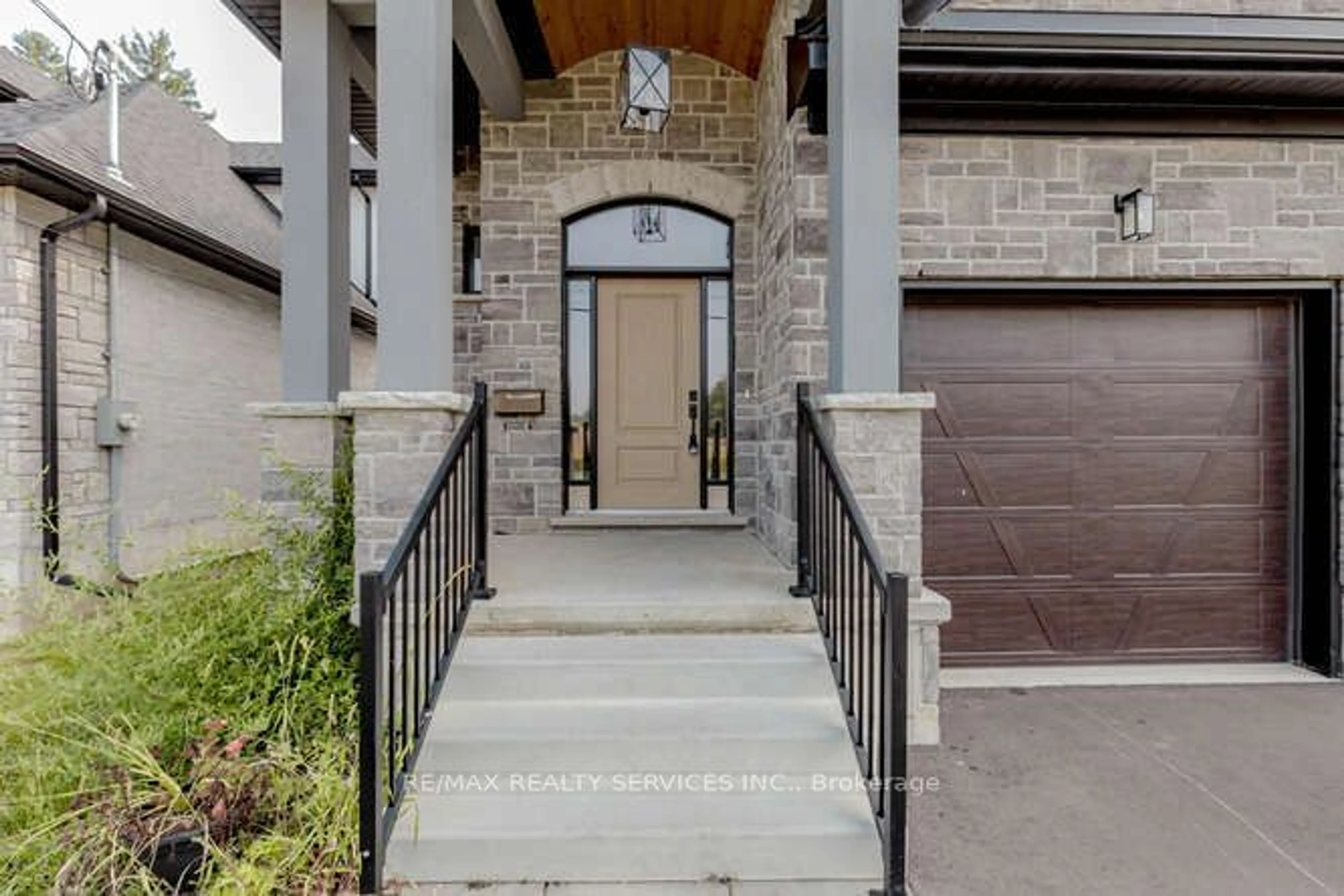 Indoor entryway for 236 Mount Pleasant St, Brantford Ontario N3T 1V1