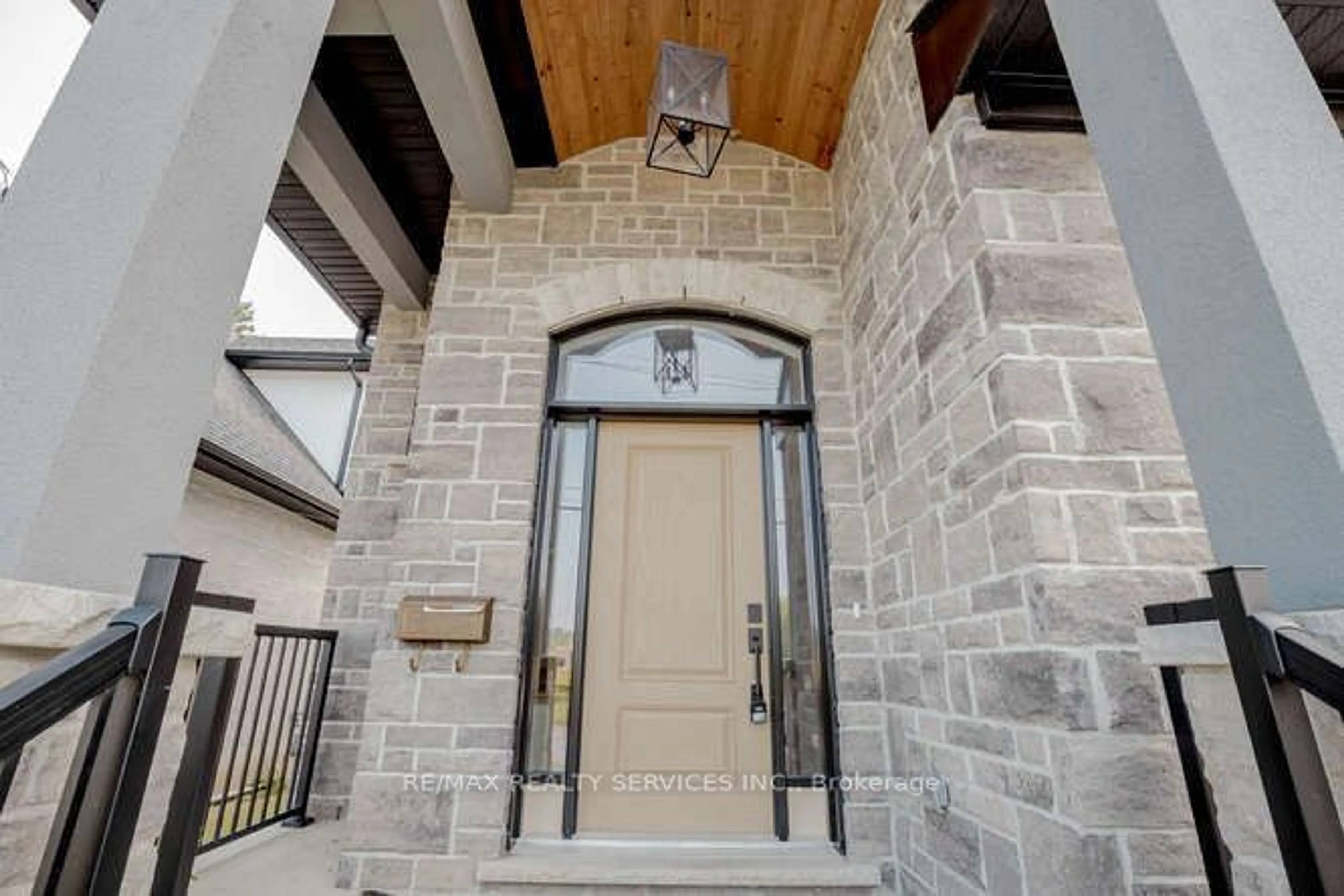 Indoor entryway for 236 Mount Pleasant St, Brantford Ontario N3T 1V1