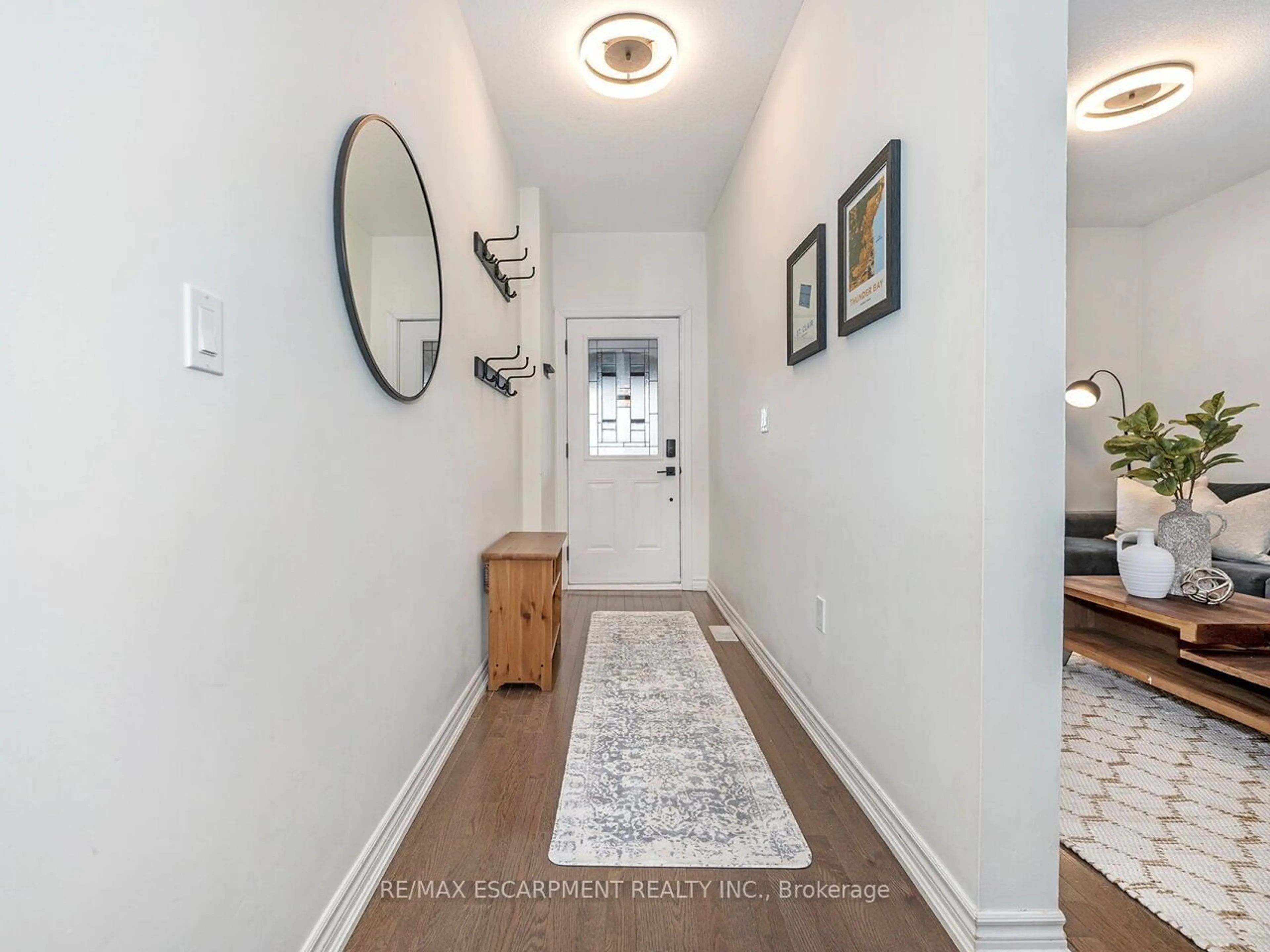 Indoor entryway for 218 Cumberland Ave, Hamilton Ontario L8M 1Z7