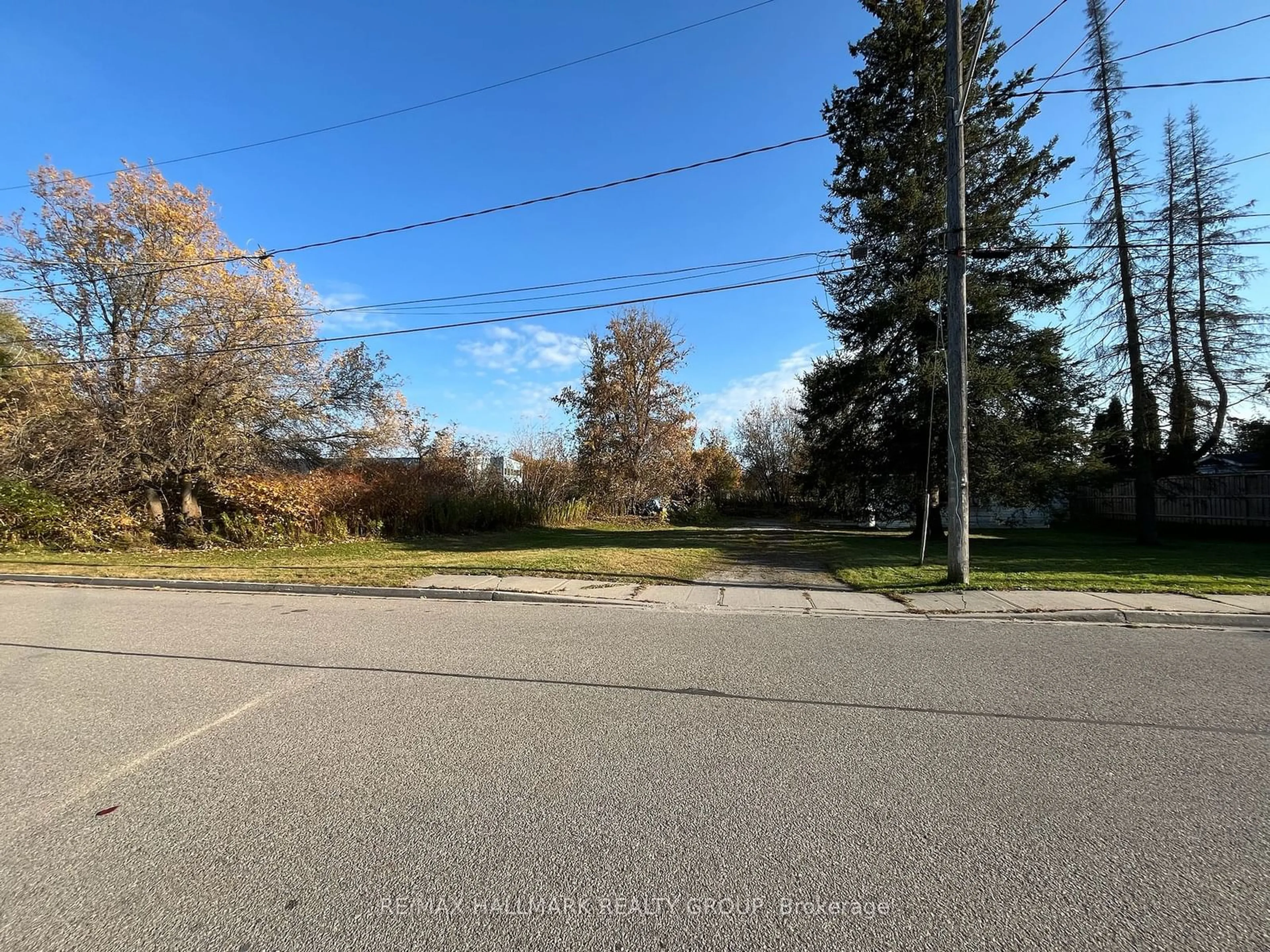 A pic from outside/outdoor area/front of a property/back of a property/a pic from drone, street for 75 LOUIS St, Brockville Ontario K6V 4H6