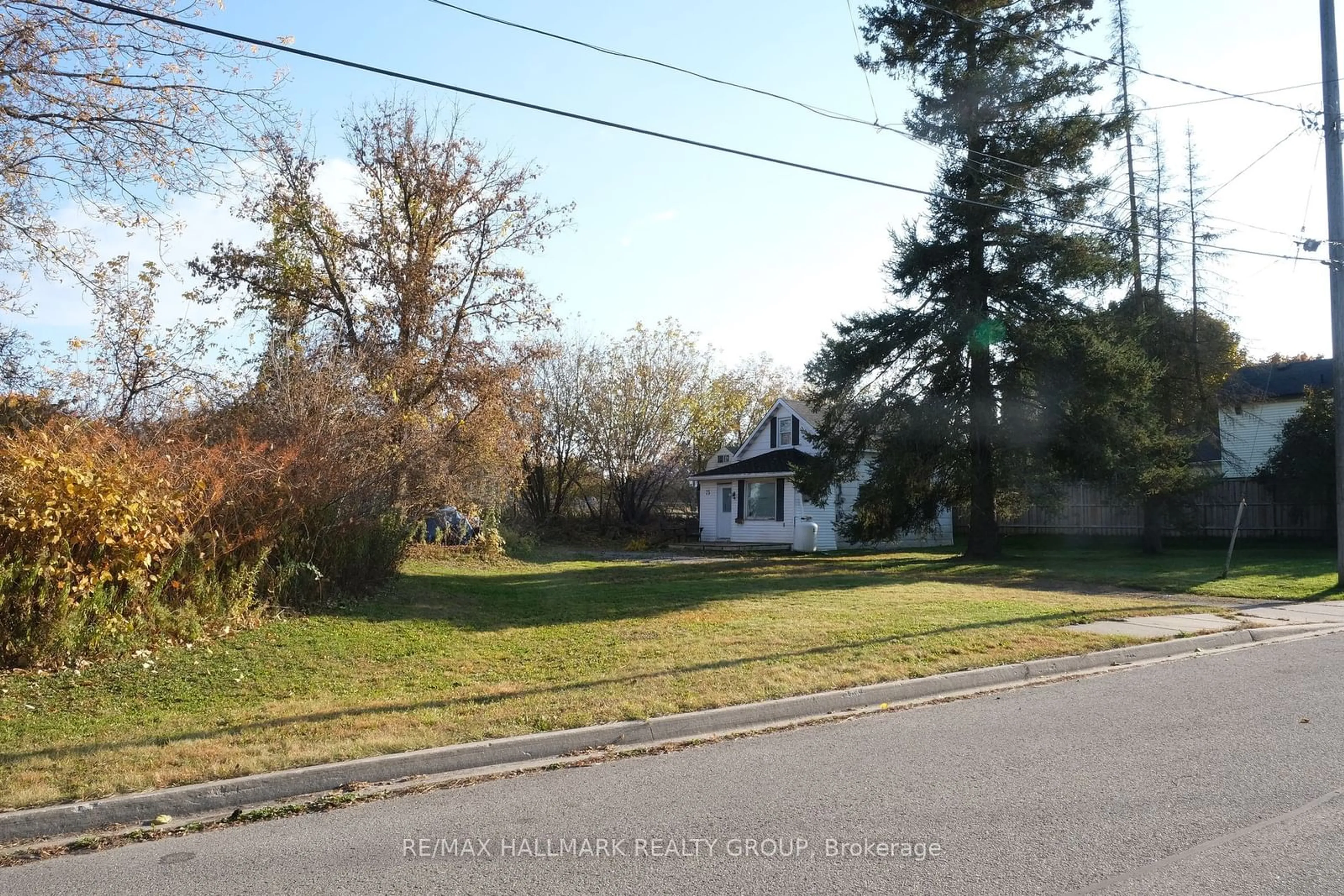 A pic from outside/outdoor area/front of a property/back of a property/a pic from drone, street for 75 LOUIS St, Brockville Ontario K6V 4H6