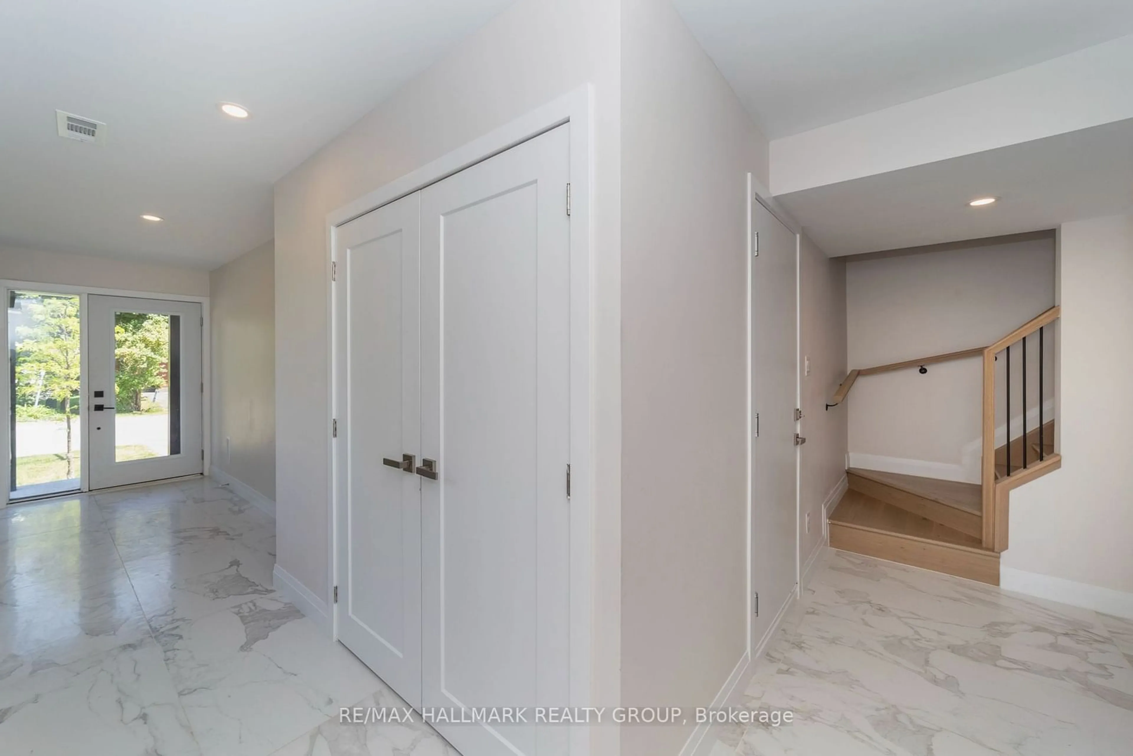 Indoor entryway for 818 STAR, Kanata Ontario K2L 1W2