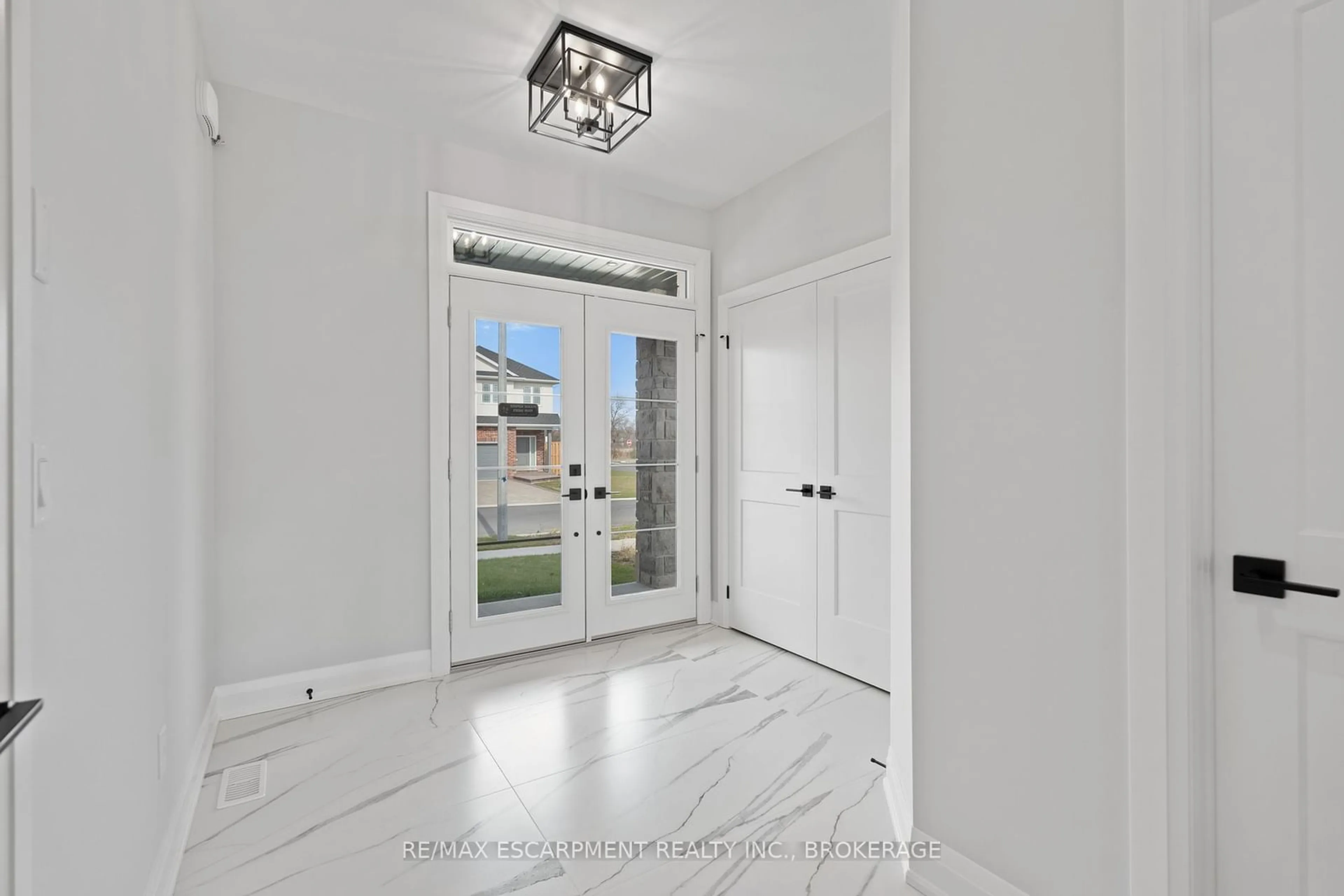 Indoor entryway for 7346 Sherrilee Cres, Niagara Falls Ontario L2H 2Y6