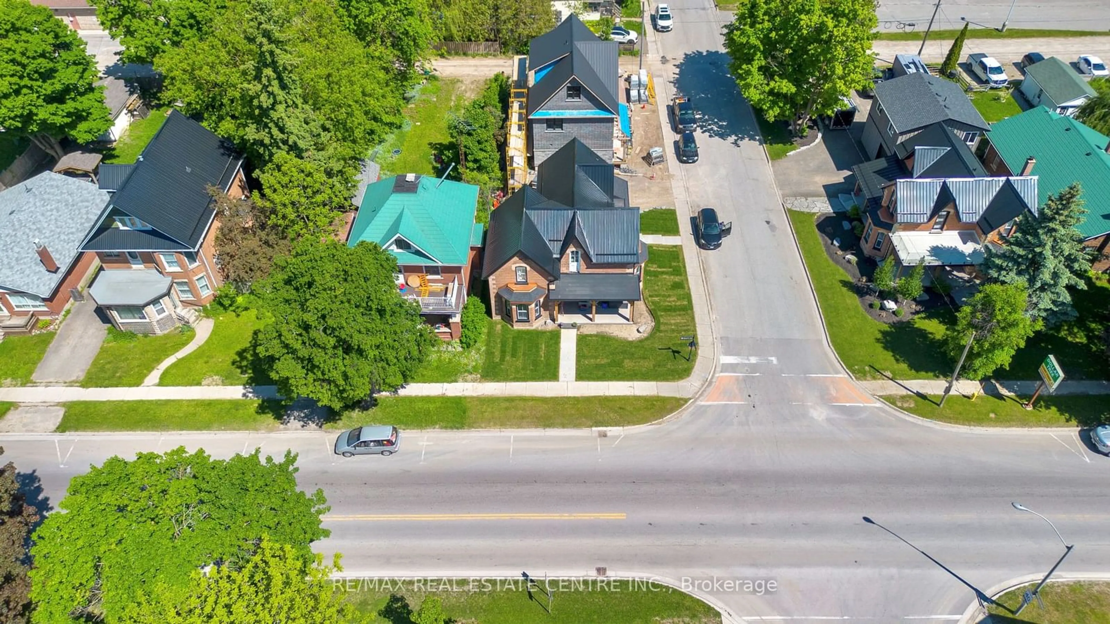 A pic from outside/outdoor area/front of a property/back of a property/a pic from drone, street for 250 Main St, Shelburne Ontario L9V 3K6