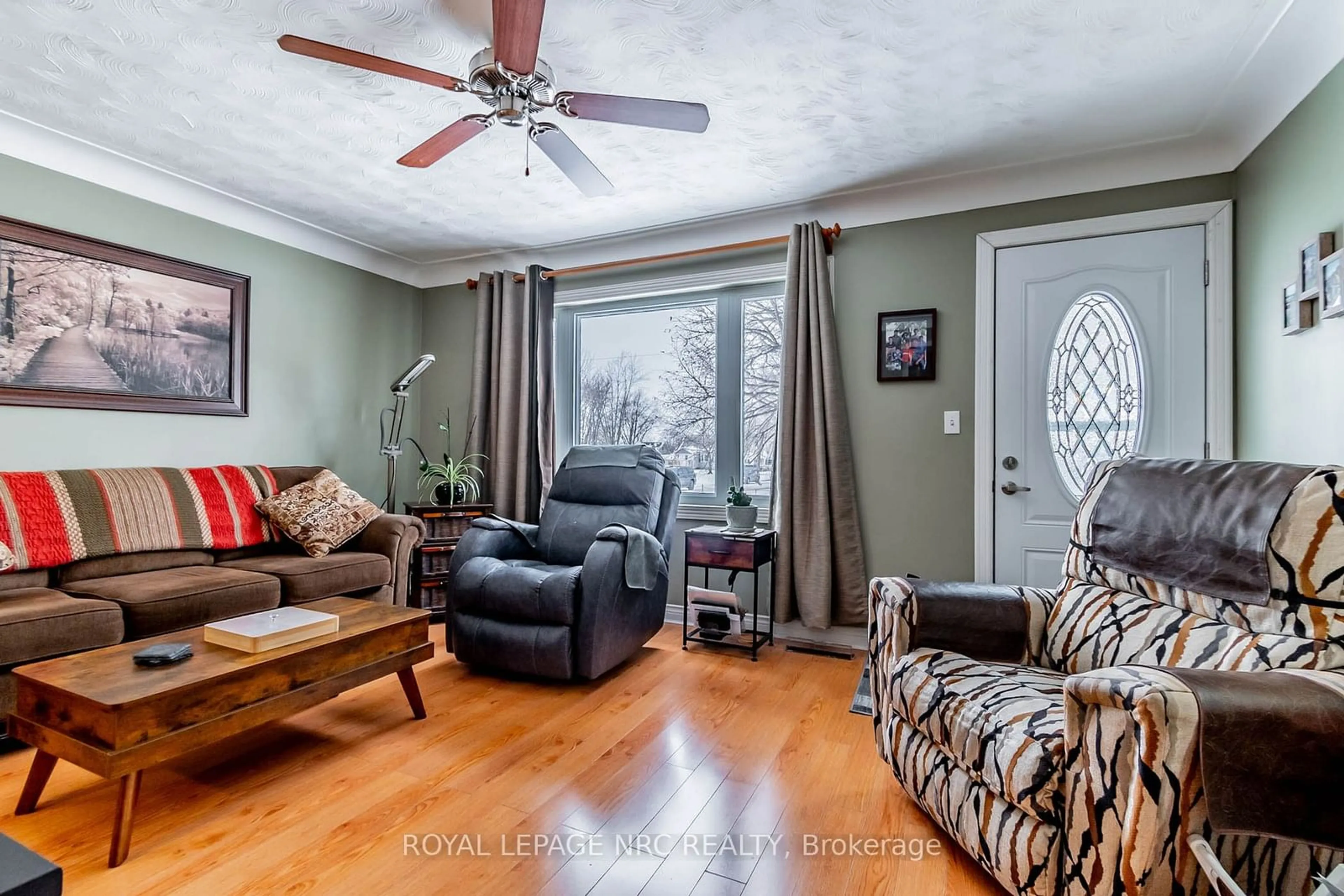 Living room with furniture, wood/laminate floor for 84 Dunkirk Rd, Welland Ontario L3B 2N6