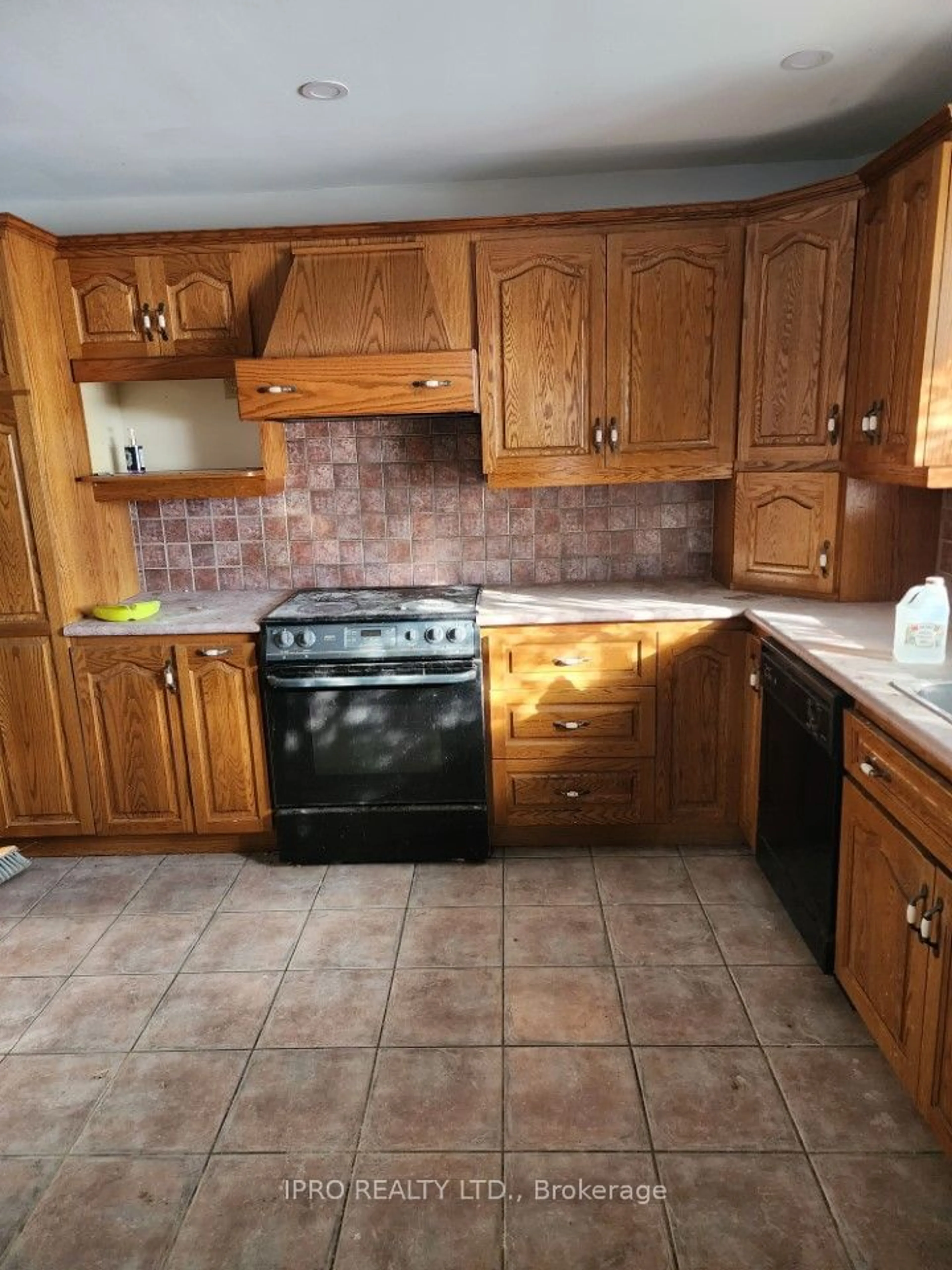 Standard kitchen, unknown for 833 North Service Rd, Hamilton Ontario L8E 5C3