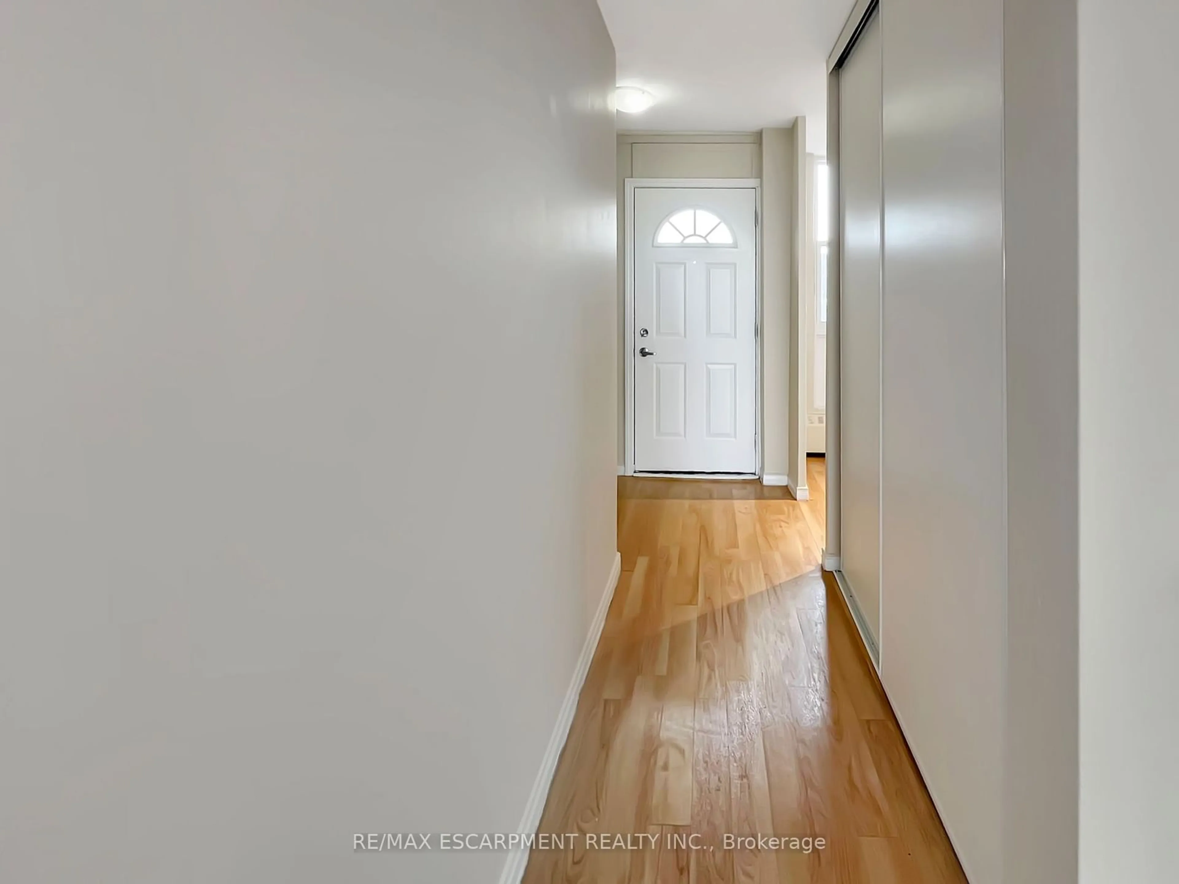 Indoor entryway for 350 Quigley Rd #712, Hamilton Ontario L8K 5N2