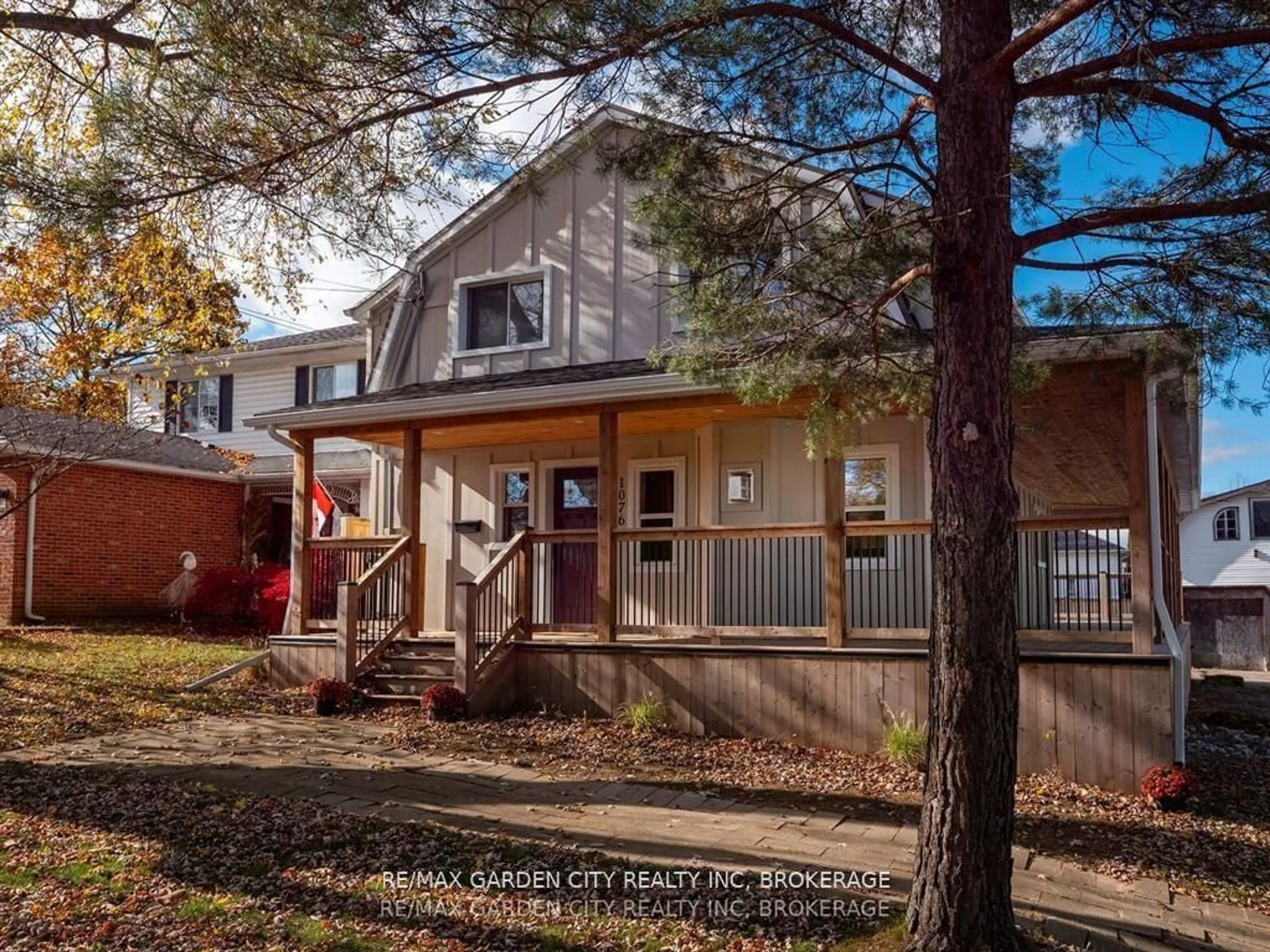 Home with vinyl exterior material, street for 1076 Line Ave, Pelham Ontario L3C 3C3