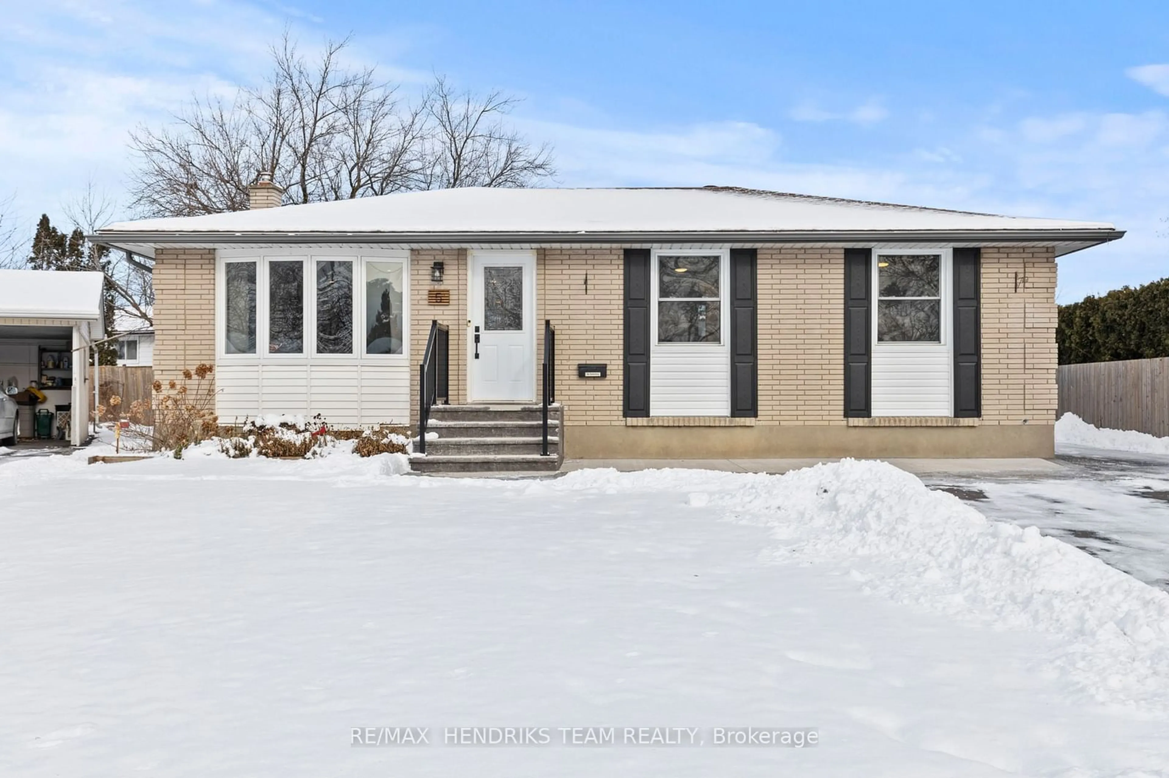 Home with vinyl exterior material, street for 5 Chelmsford Crt, St. Catharines Ontario L2M 6H4