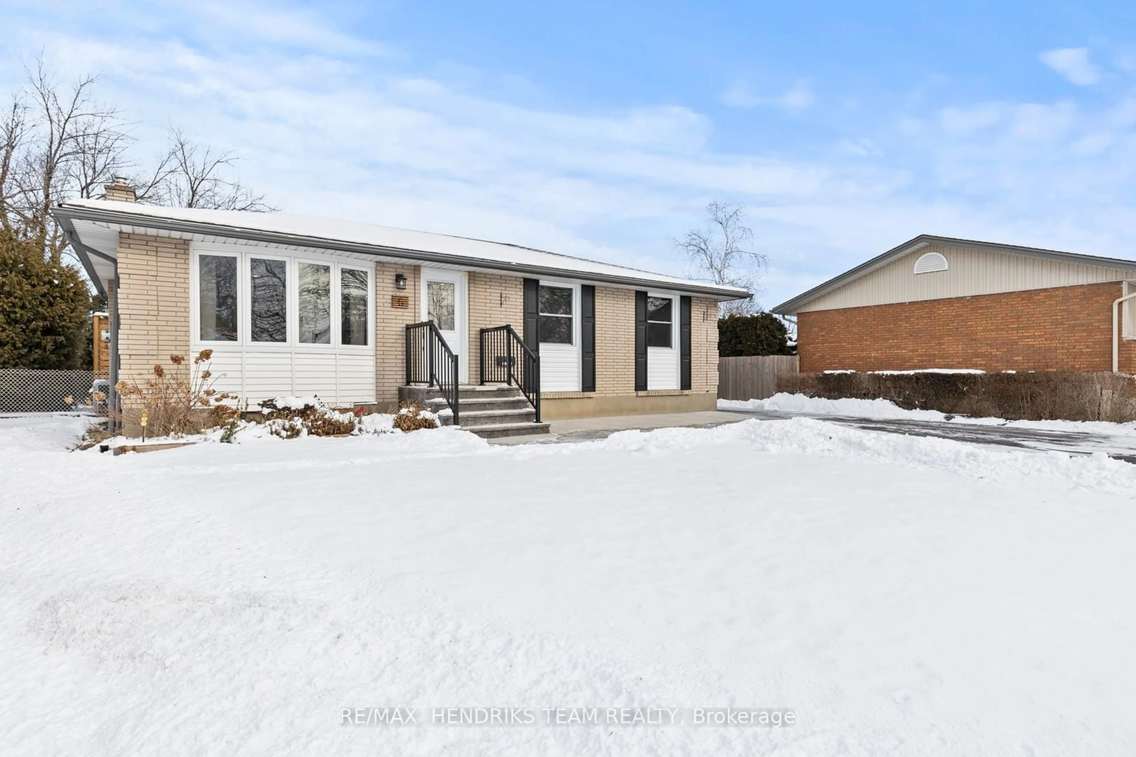 Home with vinyl exterior material, street for 5 Chelmsford Crt, St. Catharines Ontario L2M 6H4